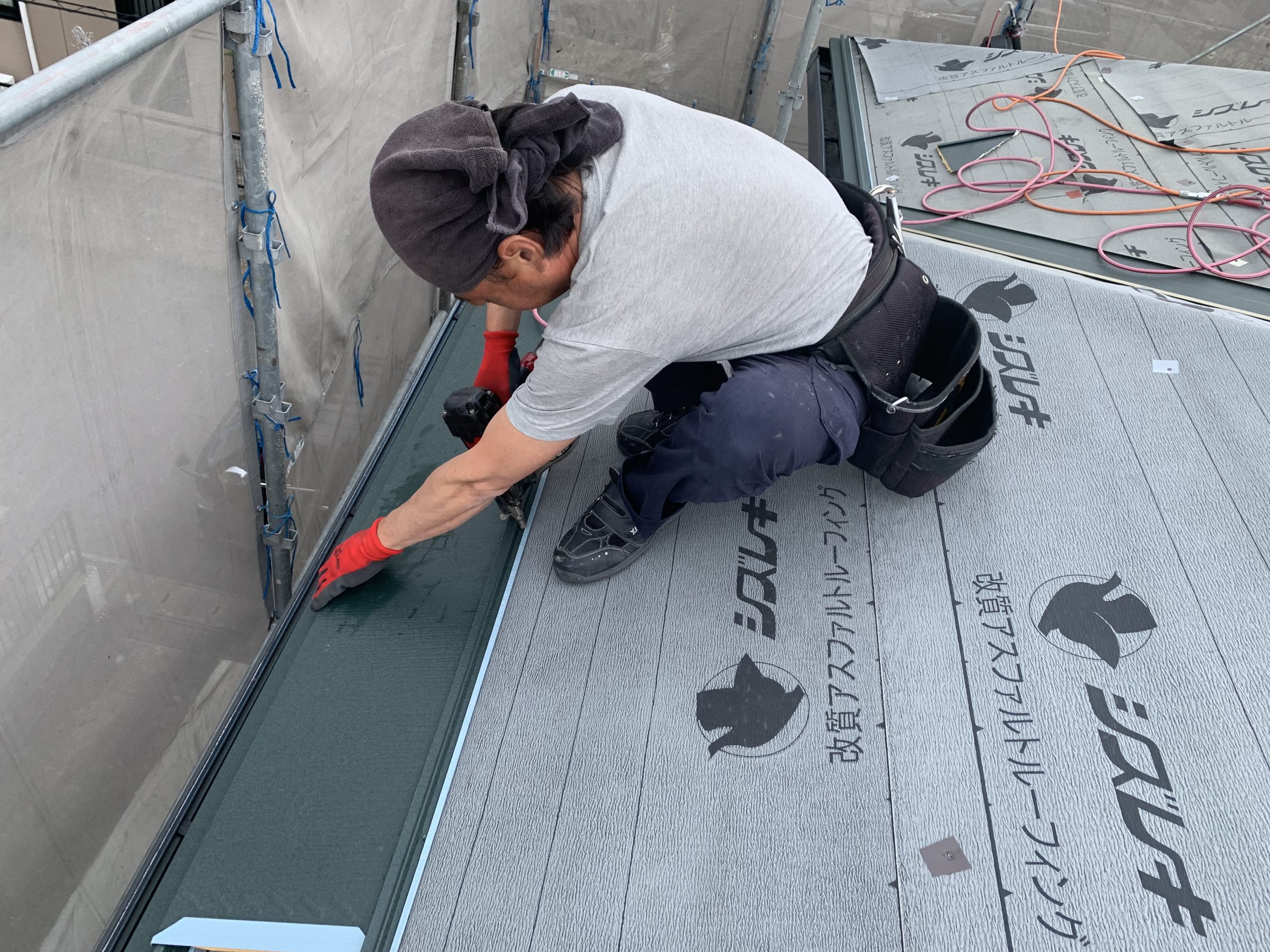 パミール屋根にスーパーガルテクト本体を施工｜役物に沿ってビス止め