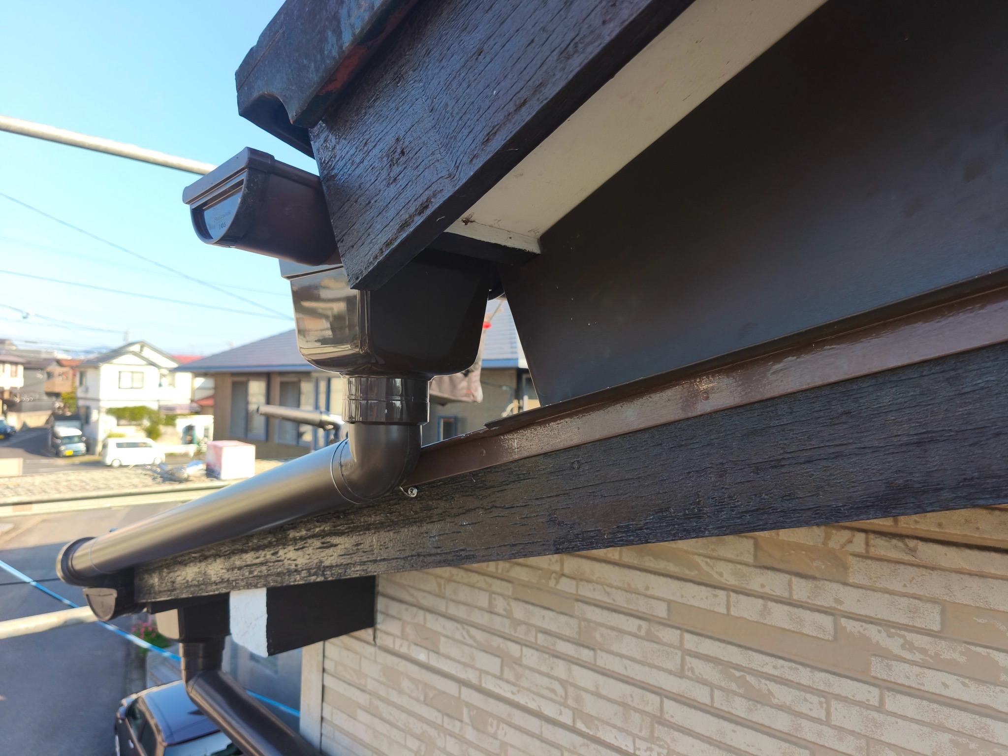 尾張旭市でハトの鳥害対策として鼻隠しと破風板に板金を施工し侵入防止を行った屋根工事