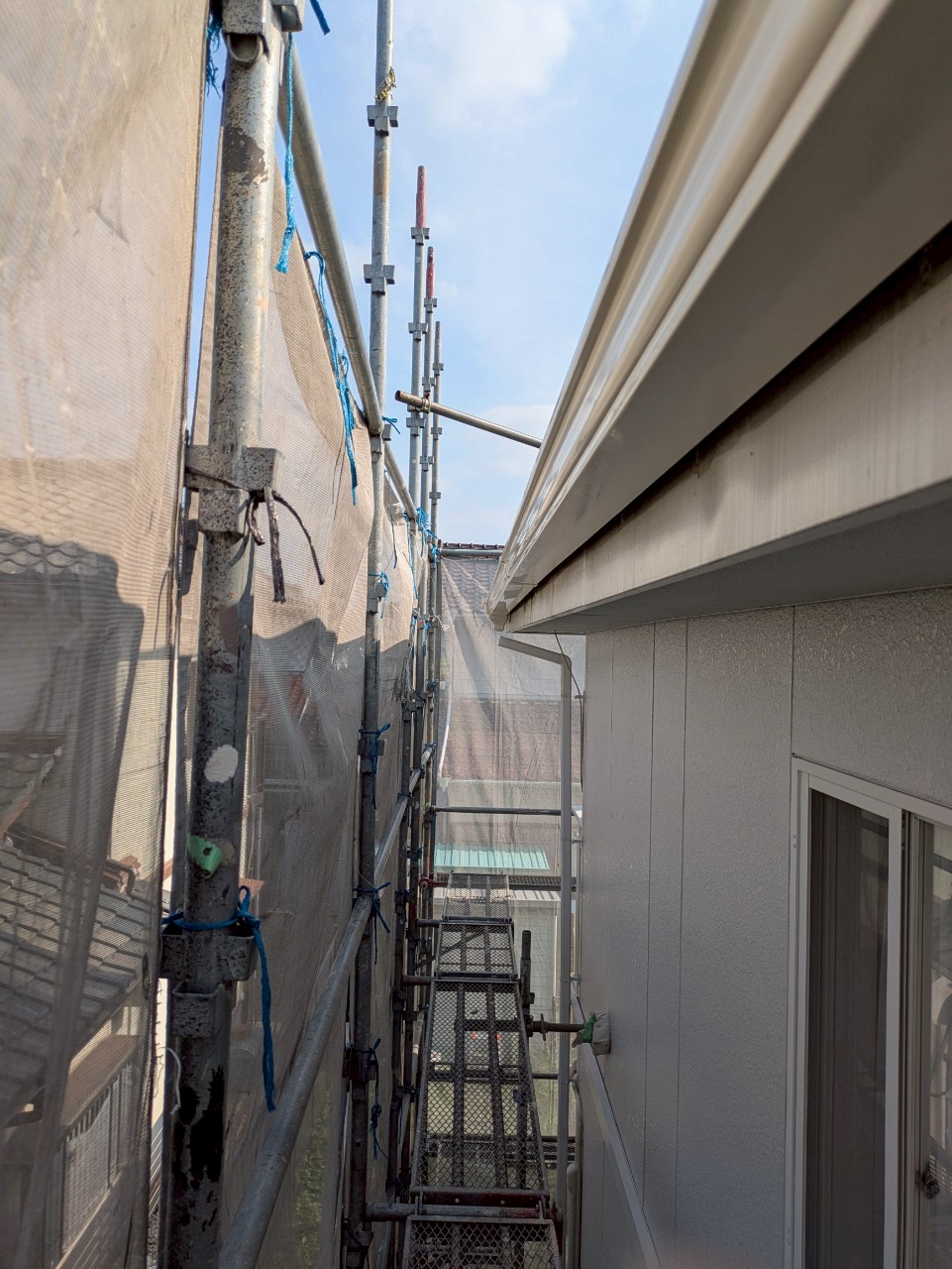 【施工中】雨樋撤去と新しい受金具の設置作業中小牧市