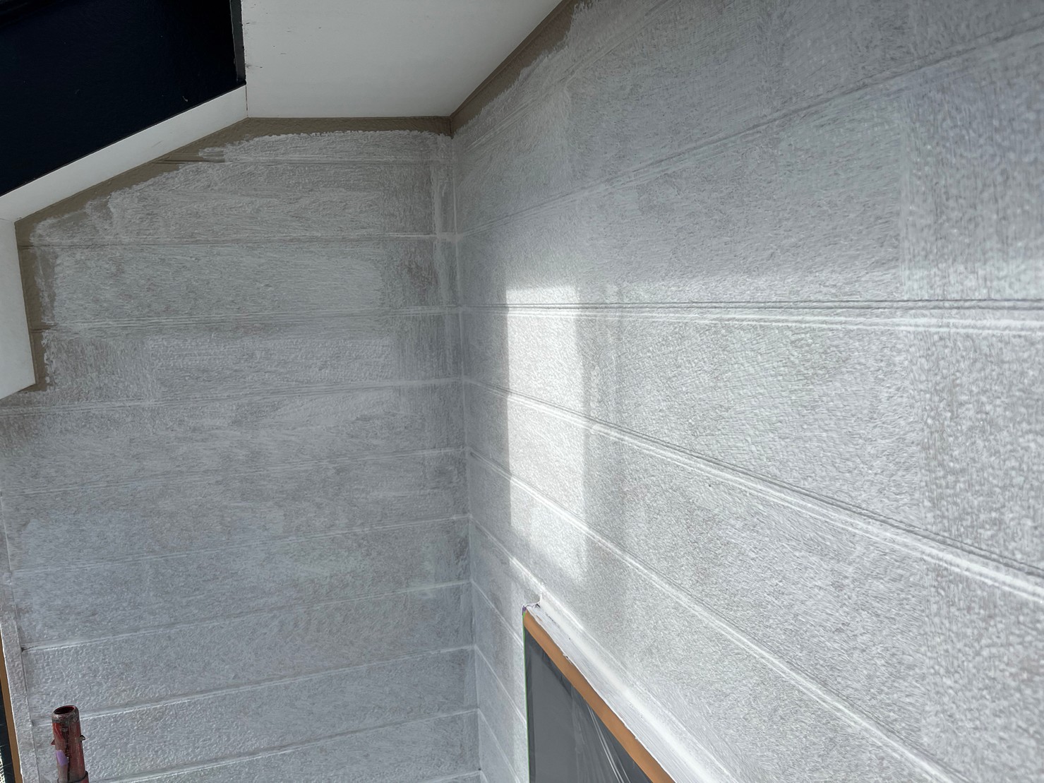 外壁の材質に合わせた下塗りと、丁寧な上塗り仕上げ