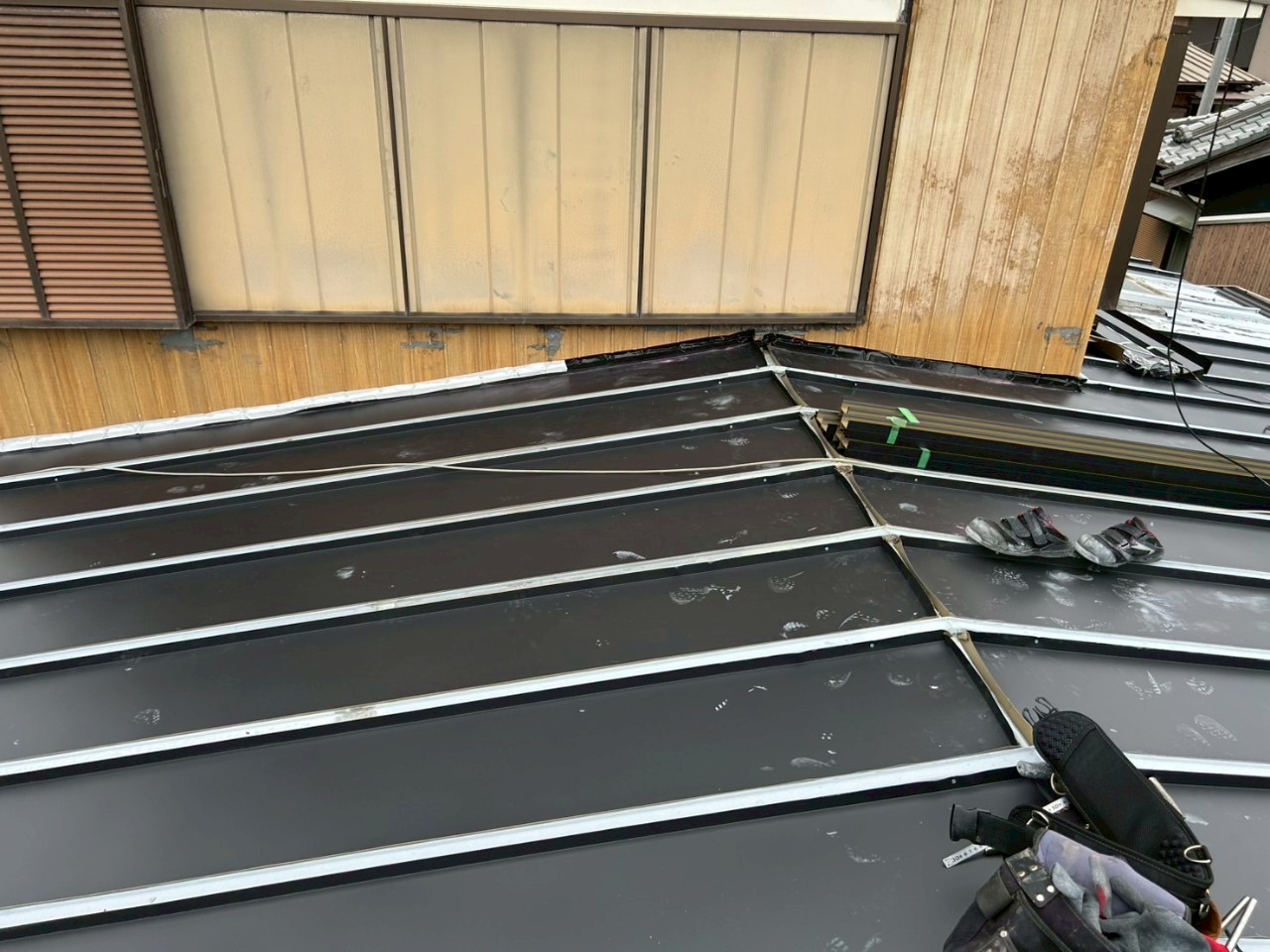 雨漏りした瀬戸市の瓦棒屋根にカバー工法を施工中の様子