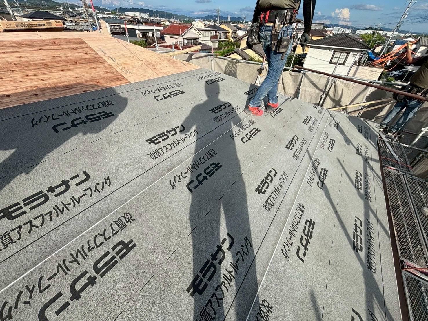 屋根全面にルーフィングを丁寧に敷設しました。小牧市