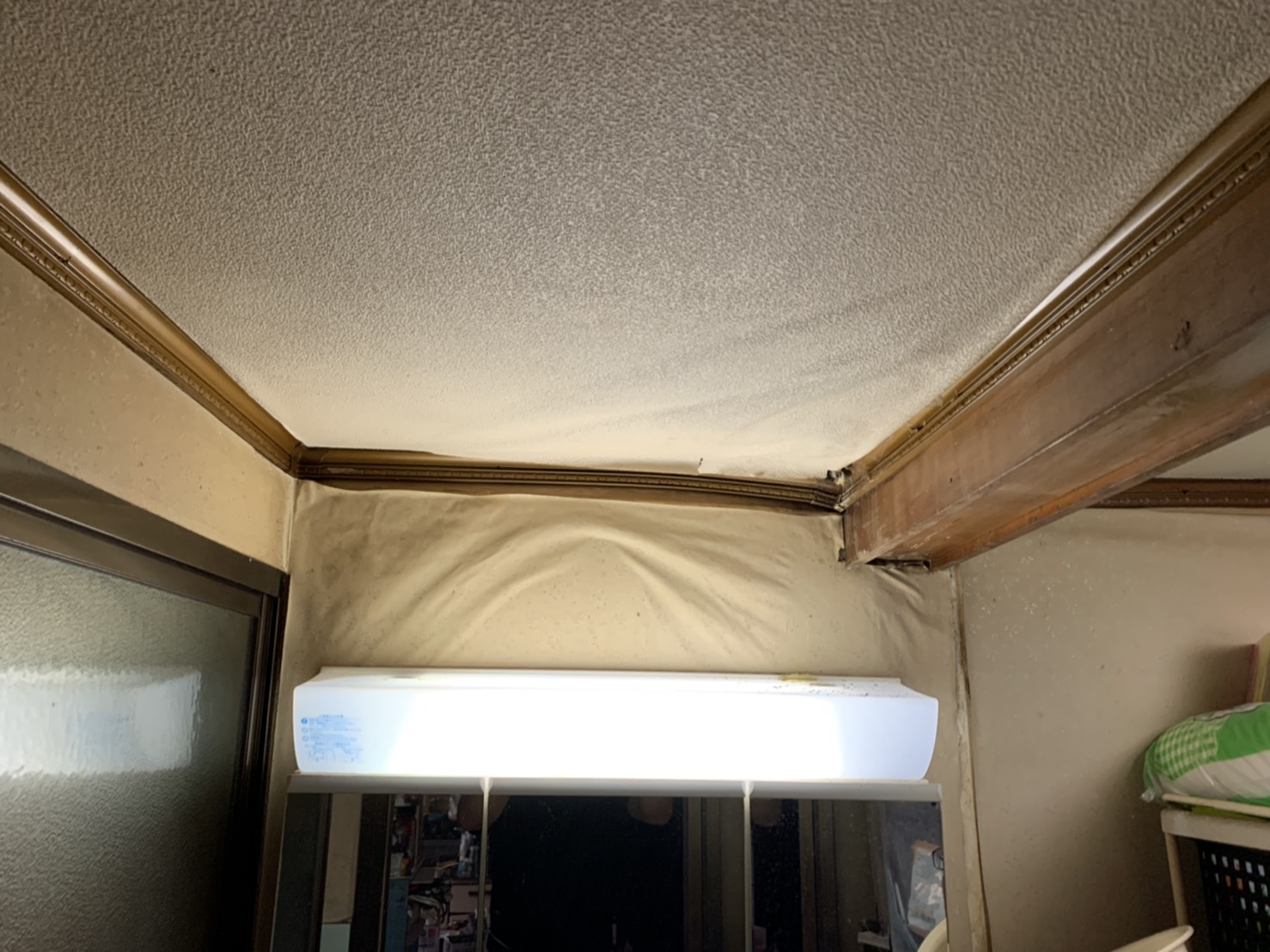 クロスが剥がれたリビング天井