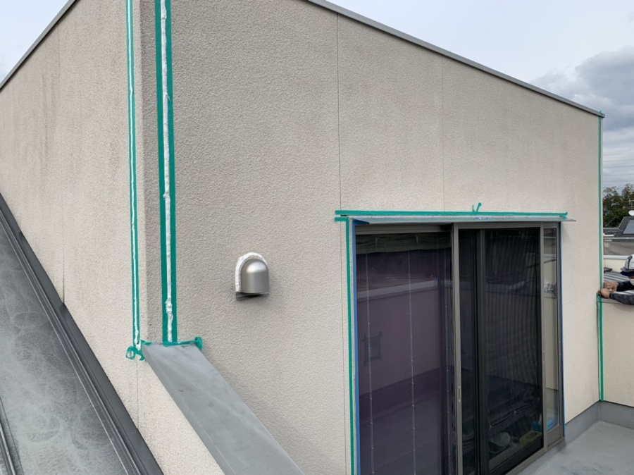 屋上のシーリング工事の様子