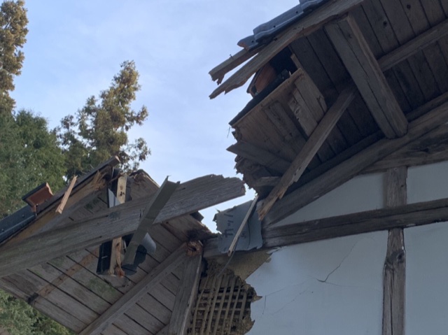 北面の瓦、野地板の破損