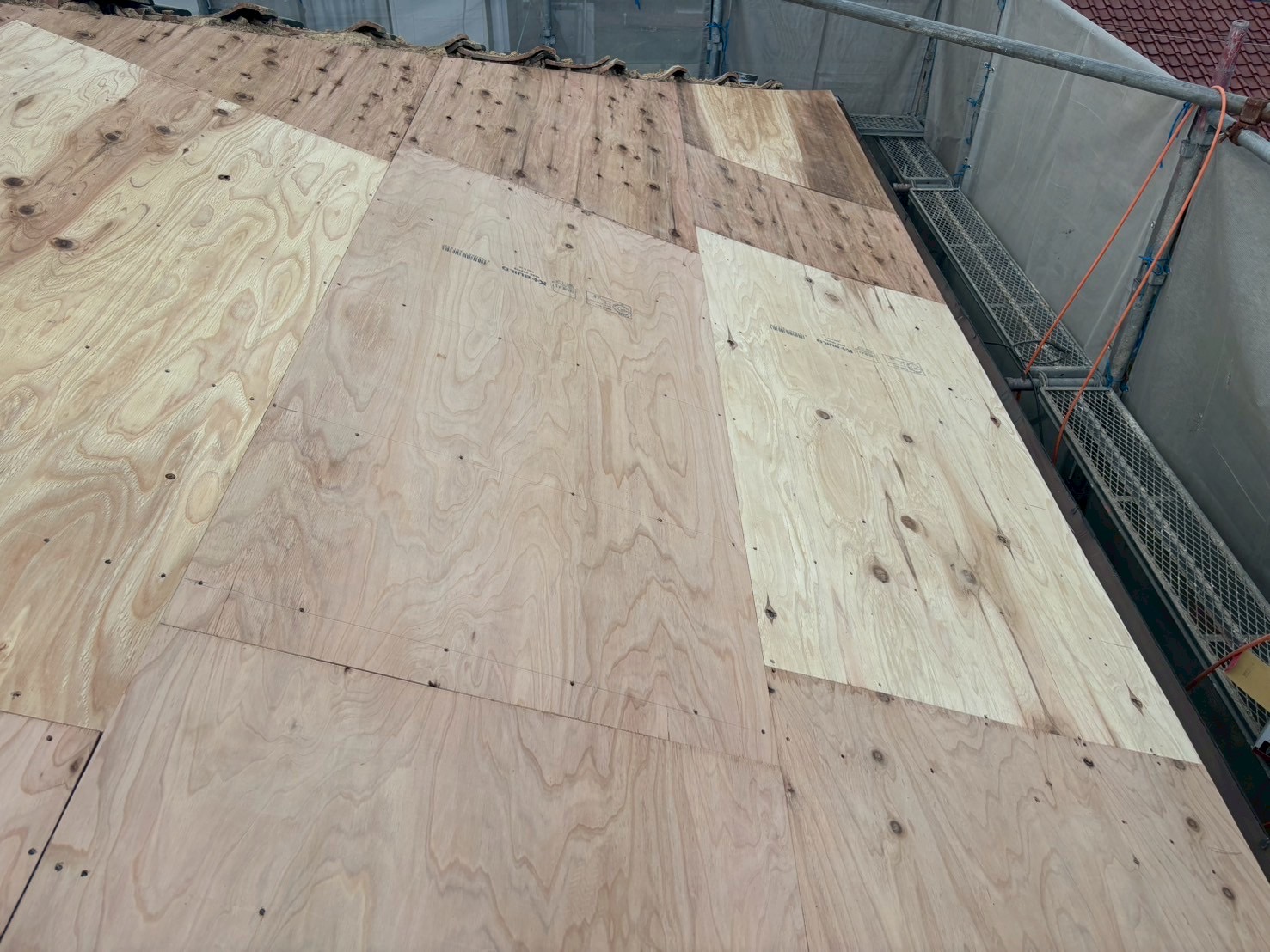 新しいコンパネを重ね張りして、下地を補強しています。小牧市