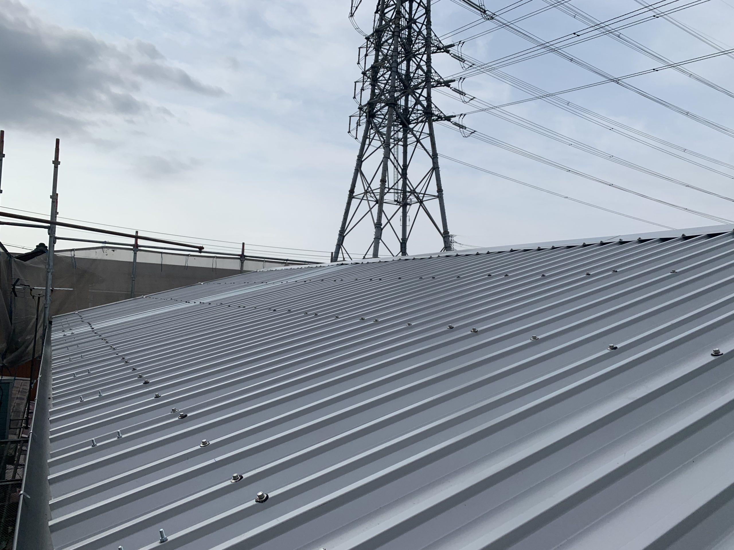 汚れた倉庫屋根とはおさらば！スレート屋根のカバー工法できれいに再生