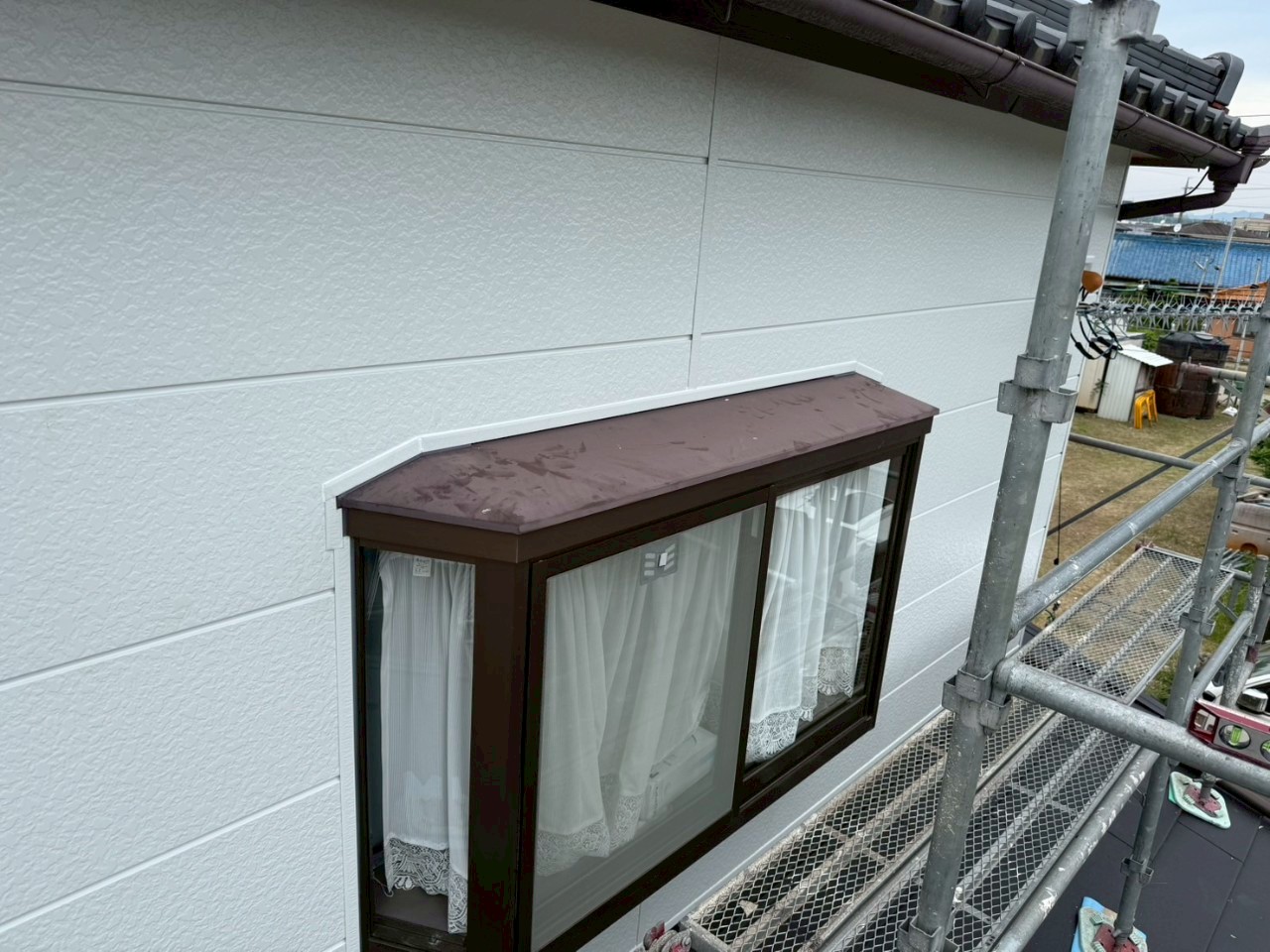 春日井市で外壁雨漏りに対応した金属サイディングカバー工法の施工中写真