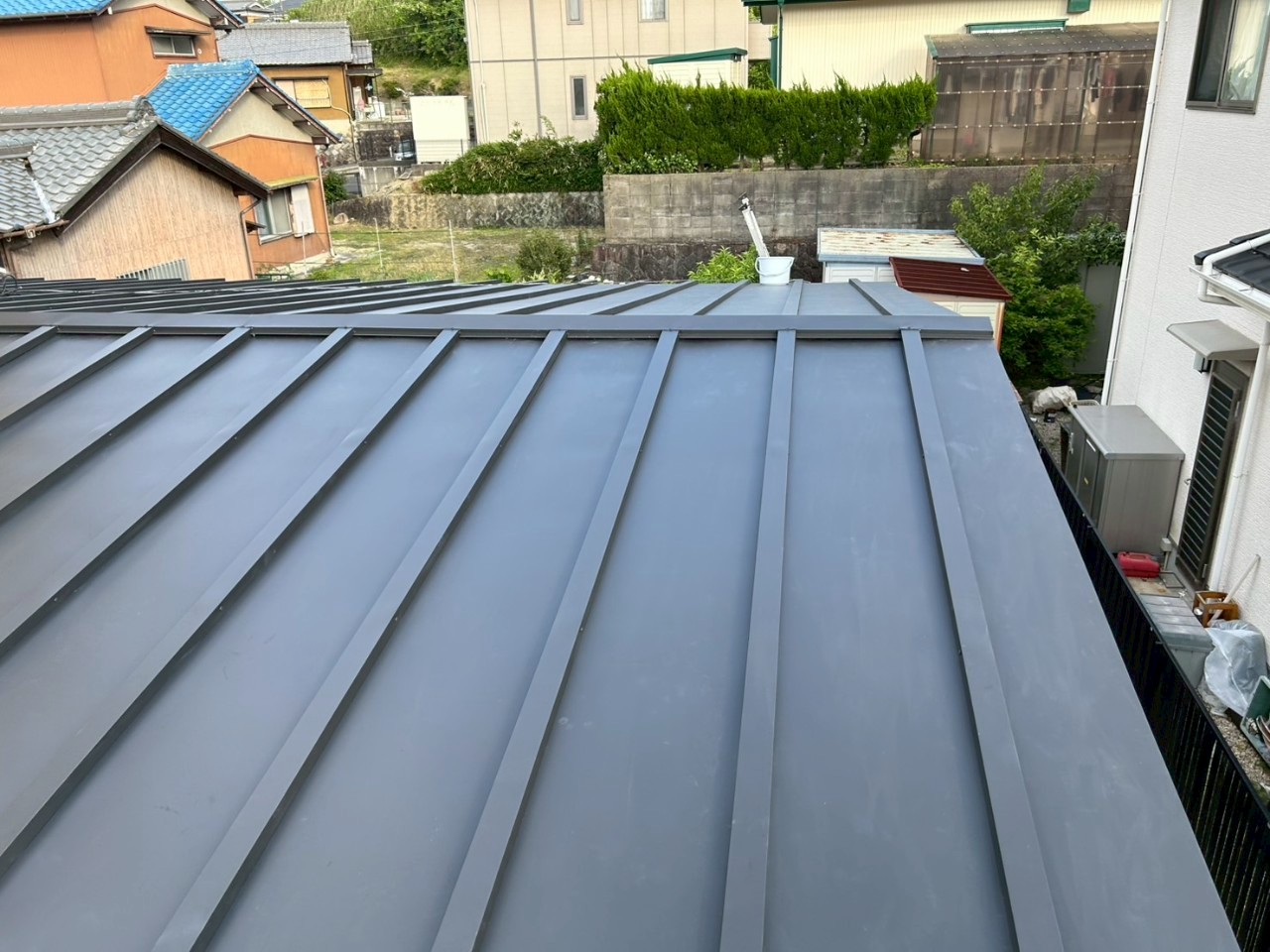 雨漏りした瀬戸市の瓦棒屋根にカバー工法を施工中の様子