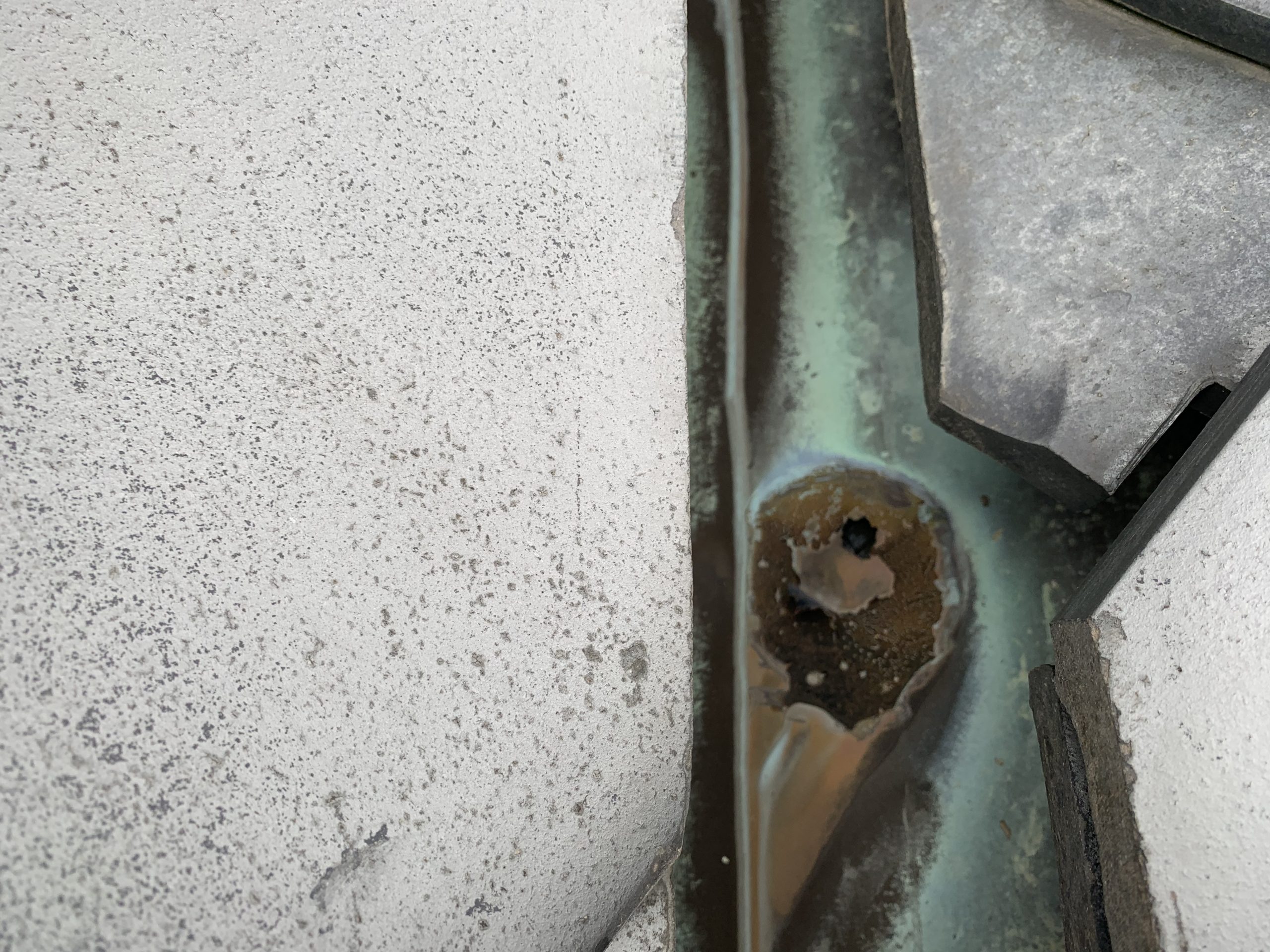 腐食した銅板の谷樋