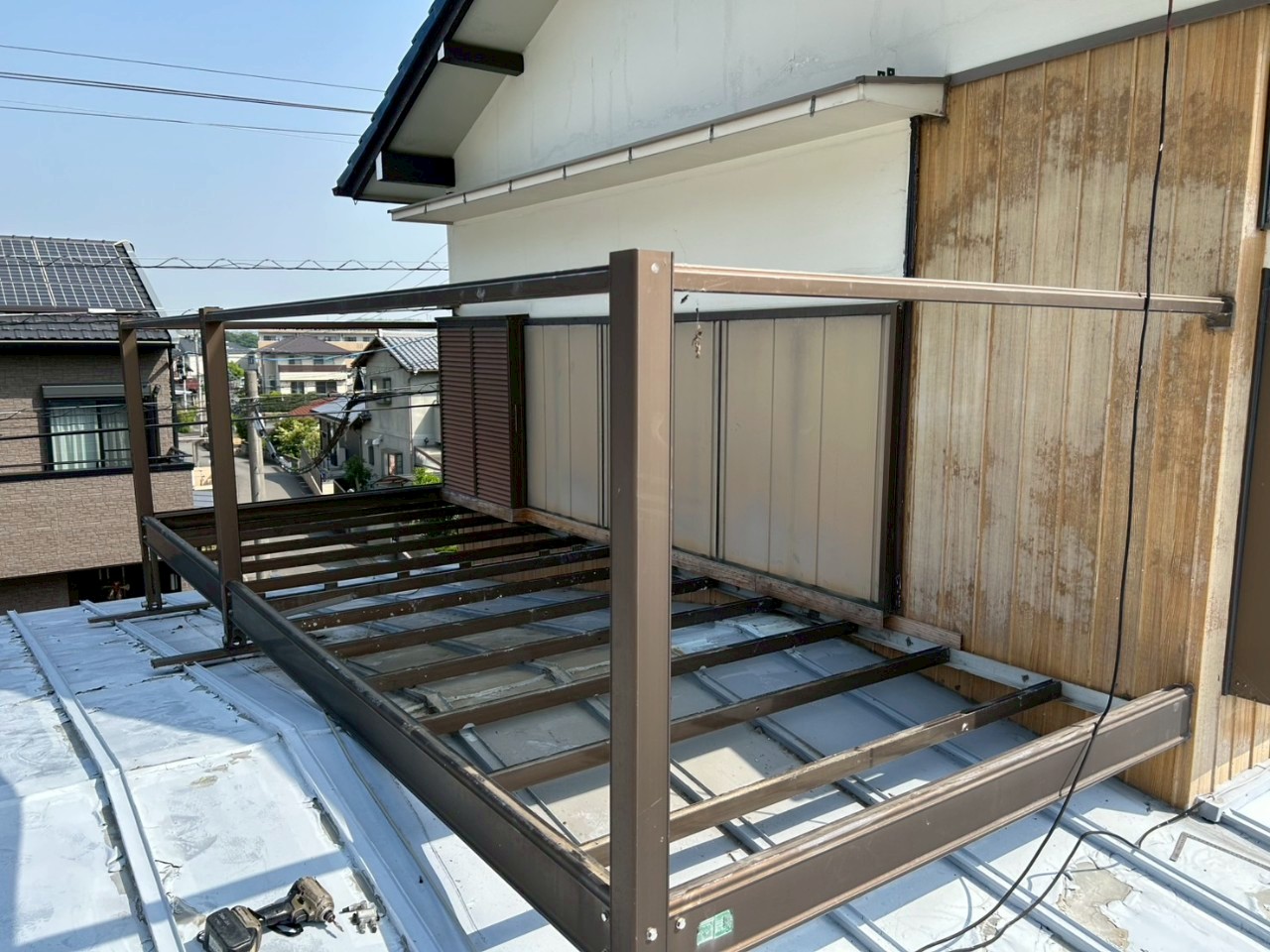 雨漏りした瀬戸市の瓦棒屋根にカバー工法を施工中の様子