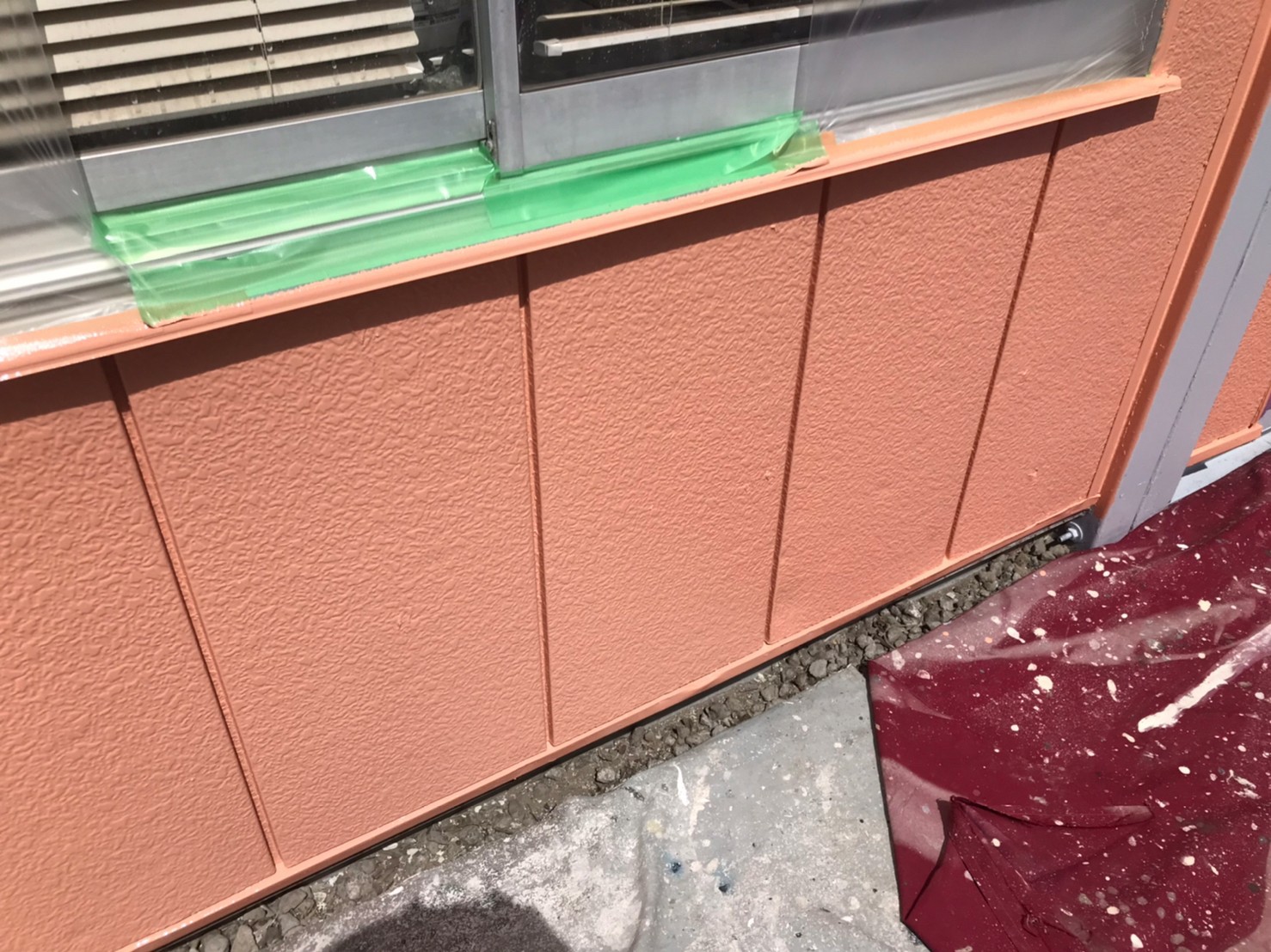 外壁塗装は下地処理がカギ！塗膜除去と配色で見違える仕上がりに