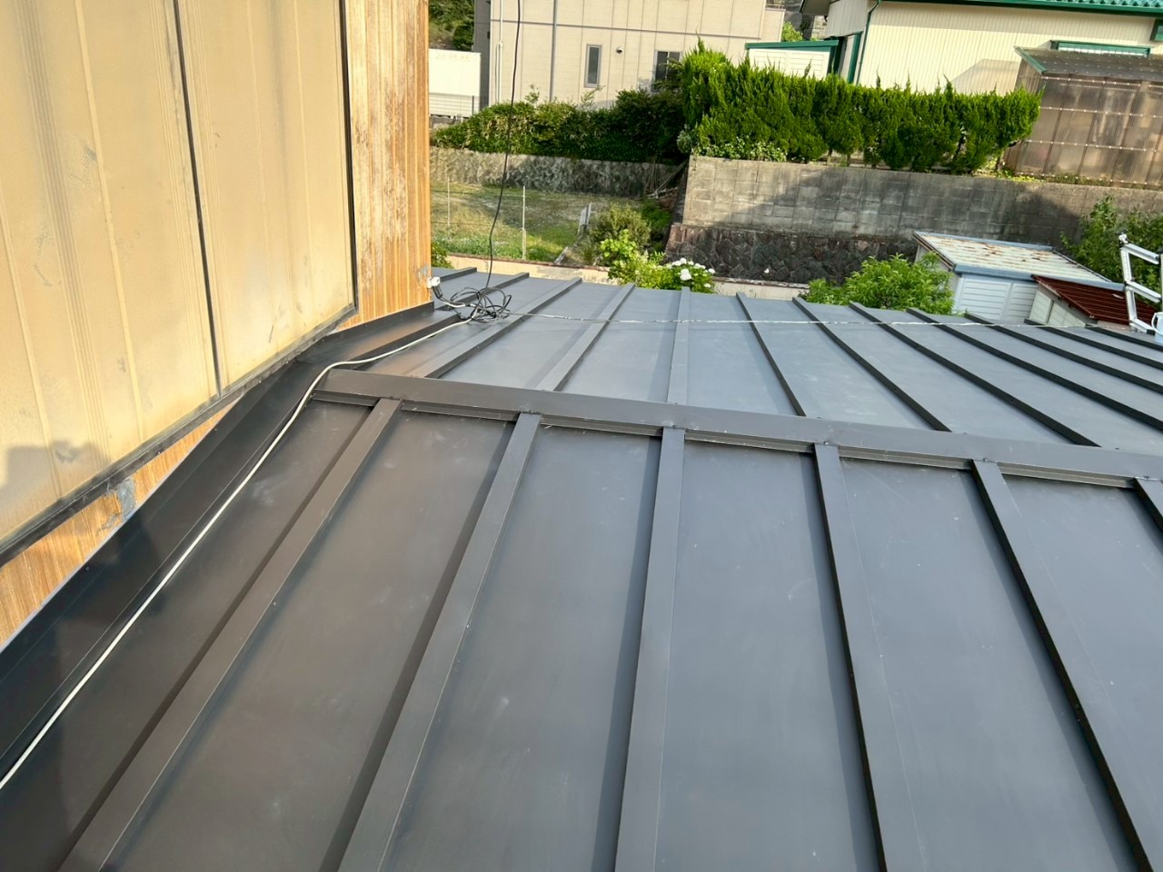 雨漏りした瀬戸市の瓦棒屋根にカバー工法を施工中の様子