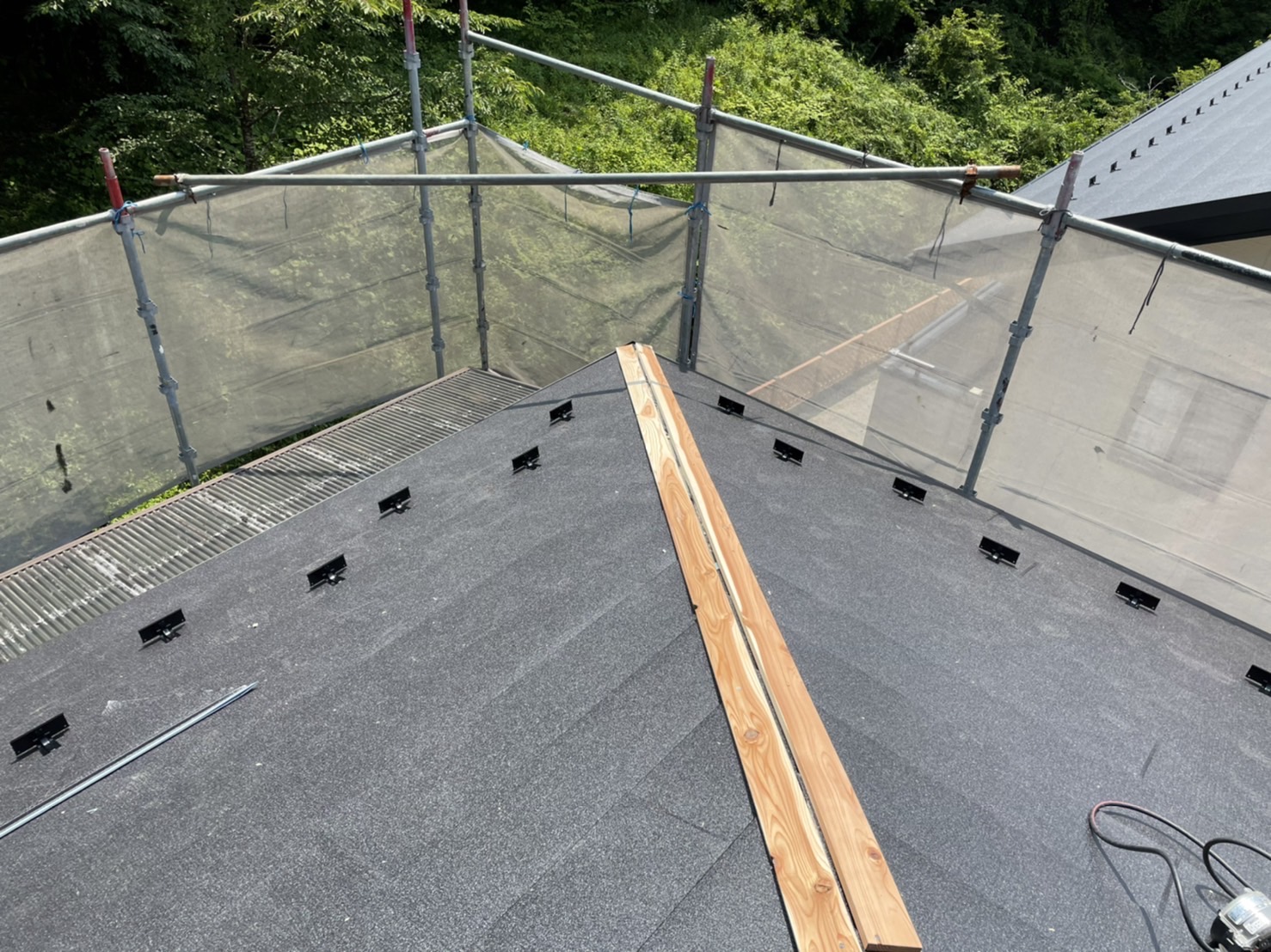 棟板金の取り付けと仕上げ