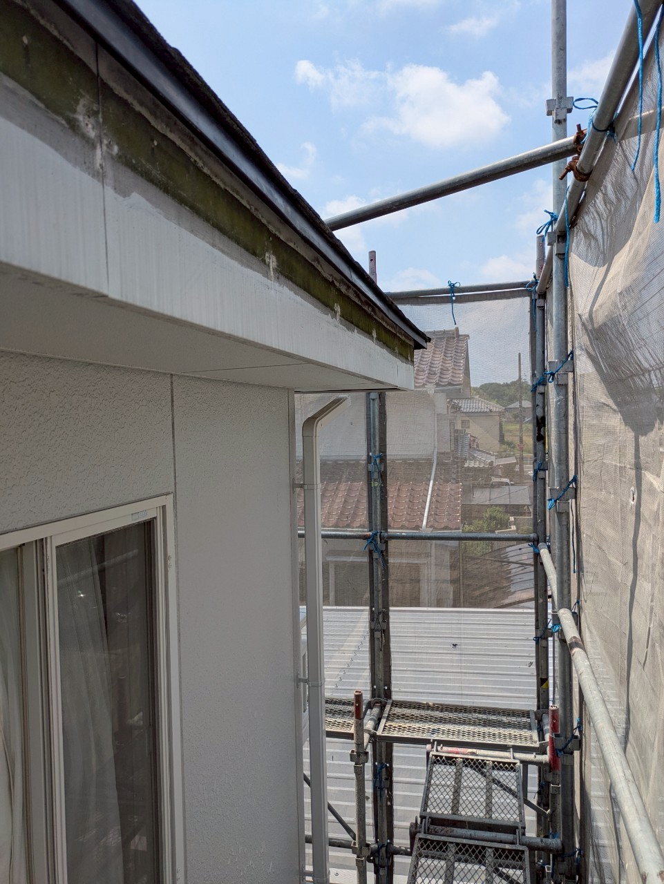 【施工中】雨樋撤去と新しい受金具の設置作業中小牧市