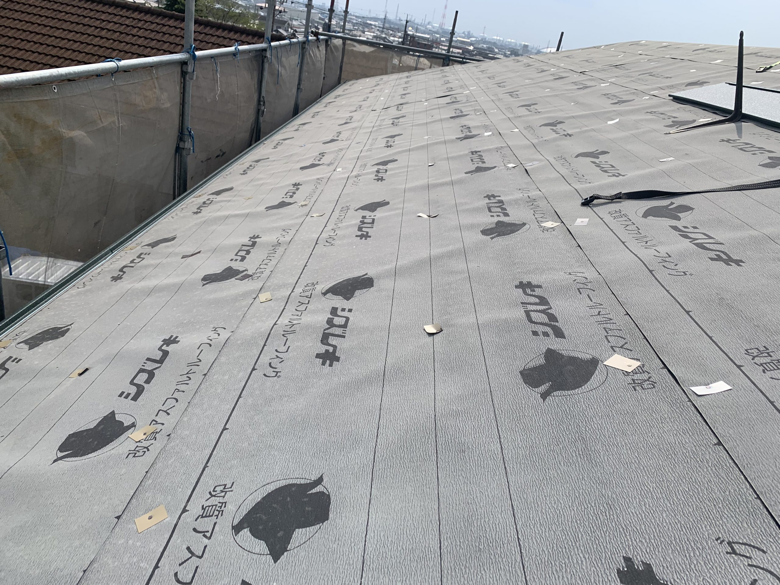 パミール屋根にカバー工法を実施｜防水紙の施工からスタート