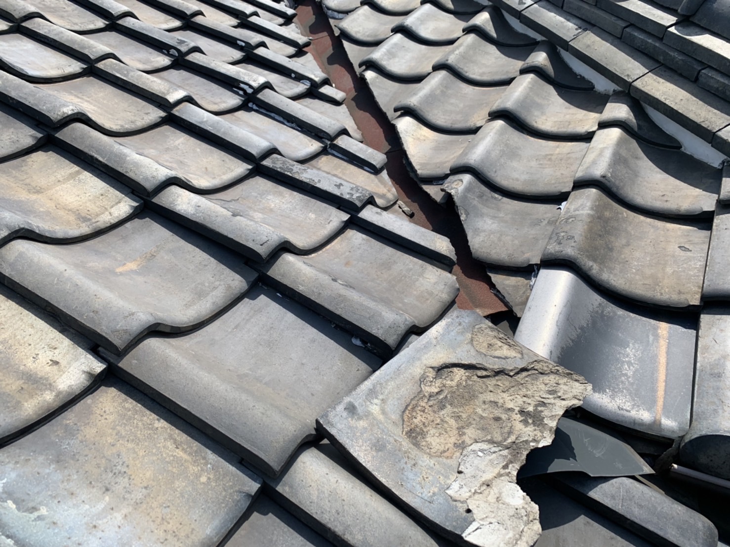 谷樋周辺に割れた瓦が放置