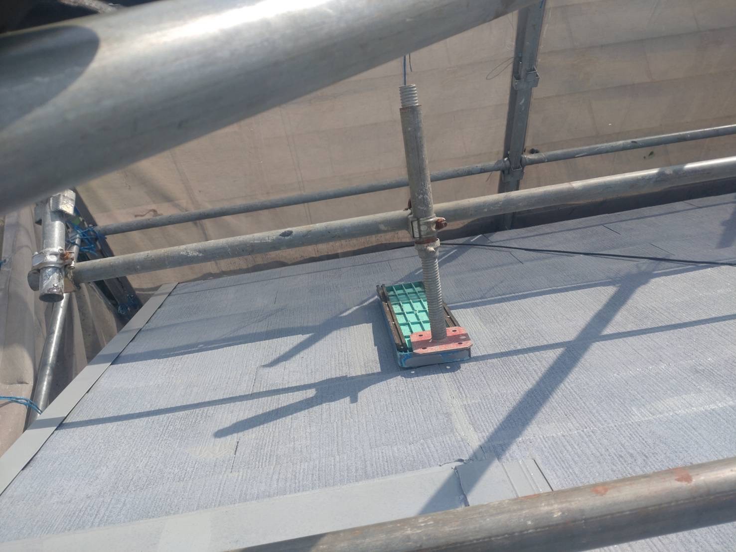 「春日井市の急こう配屋根にスーパーシャネツサーモSiを2回塗布した仕上がりの写真。高圧洗浄・下塗り・上塗りの施工工程を経て美しく仕上がった様子」