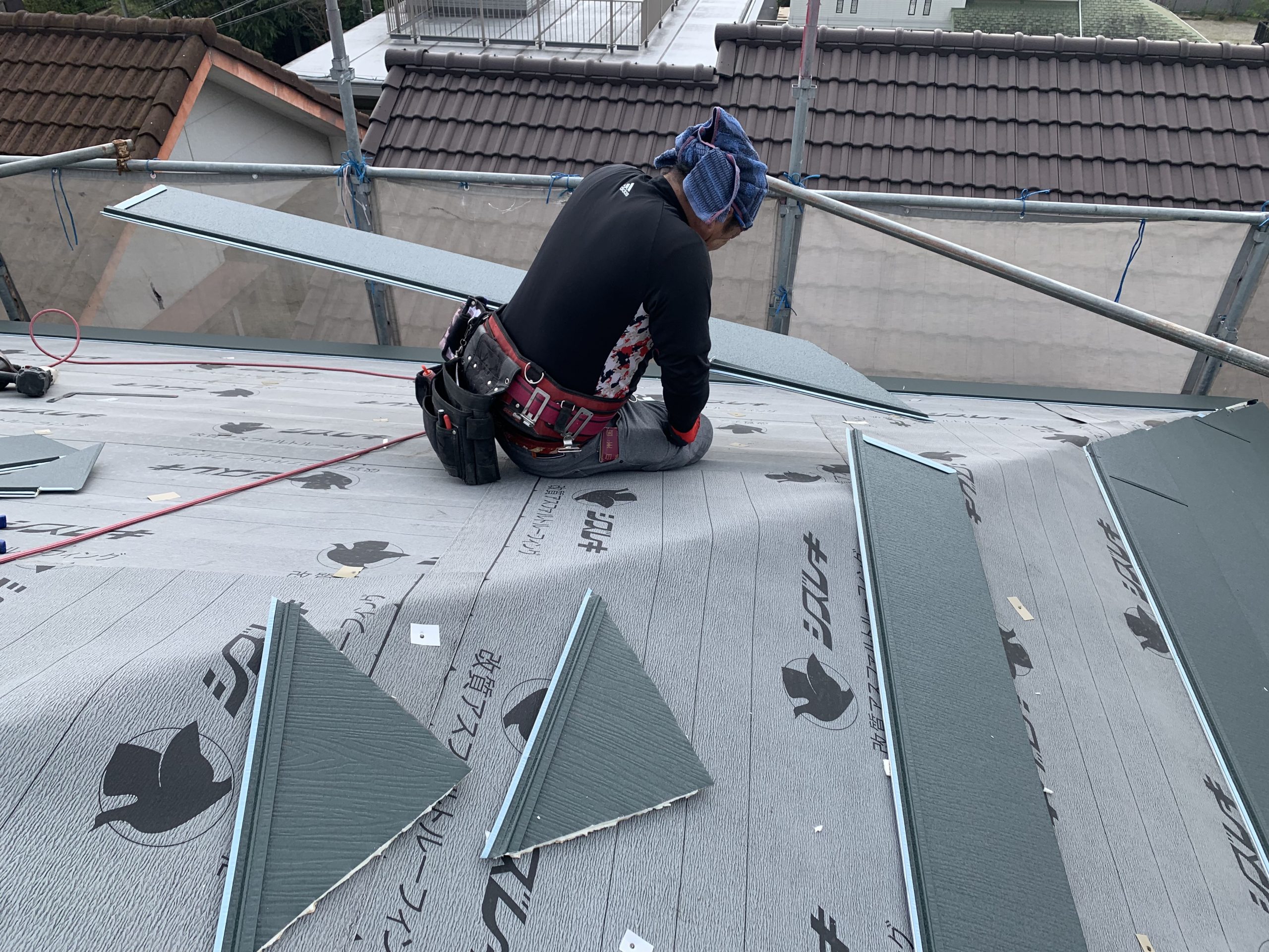 パミール屋根にスーパーガルテクト本体を施工｜役物に沿ってビス止め