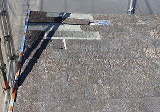 屋根の端部分がヒビ割れや欠損