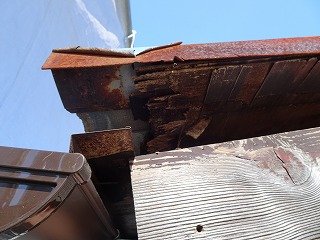 ケラバが錆び、破風板（はふいた）との隙間