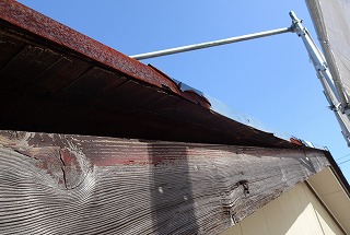 ケラバが錆び、破風板（はふいた）との隙間