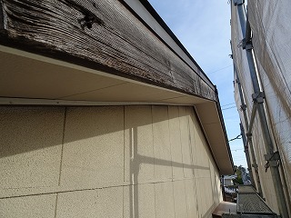 ケラバと破風板との隙間もなくなり、きれいに修繕