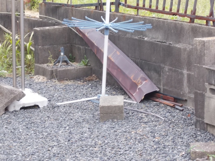 棟板金が剥がれて敷地内に落ちたもの