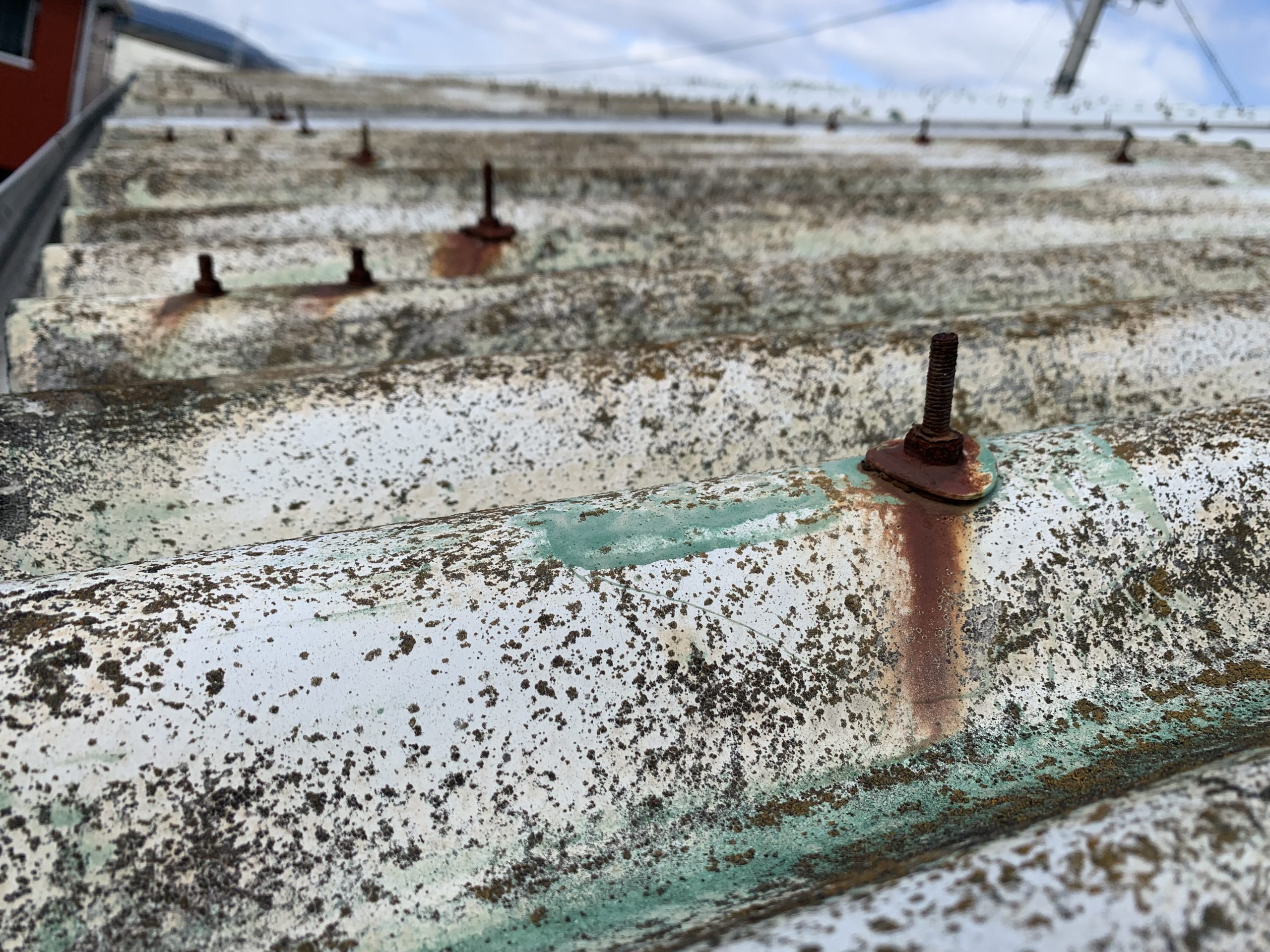 倉庫にて、スレート屋根をカバー工法で改修しました