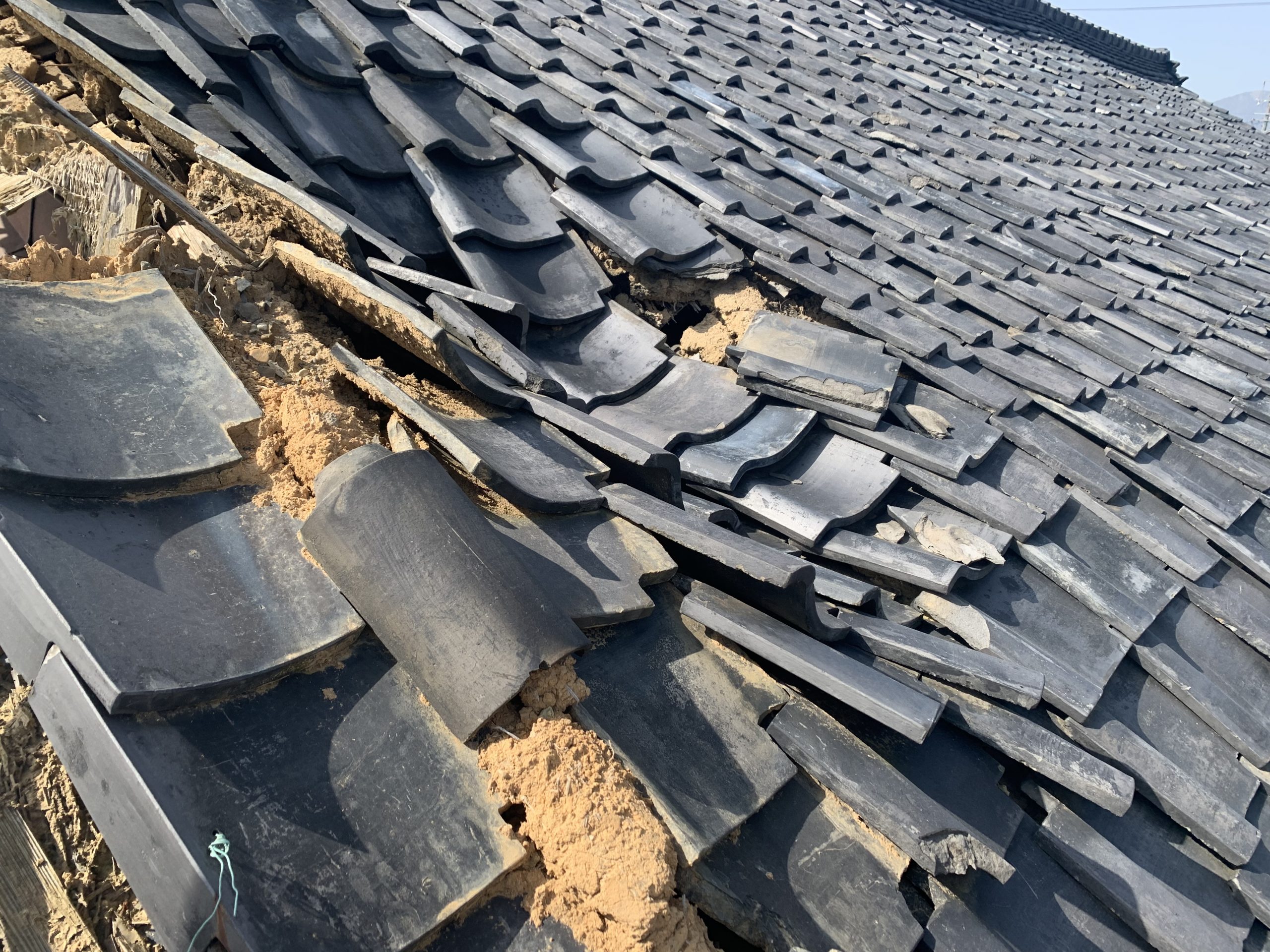 土葺き瓦屋根の崩壊