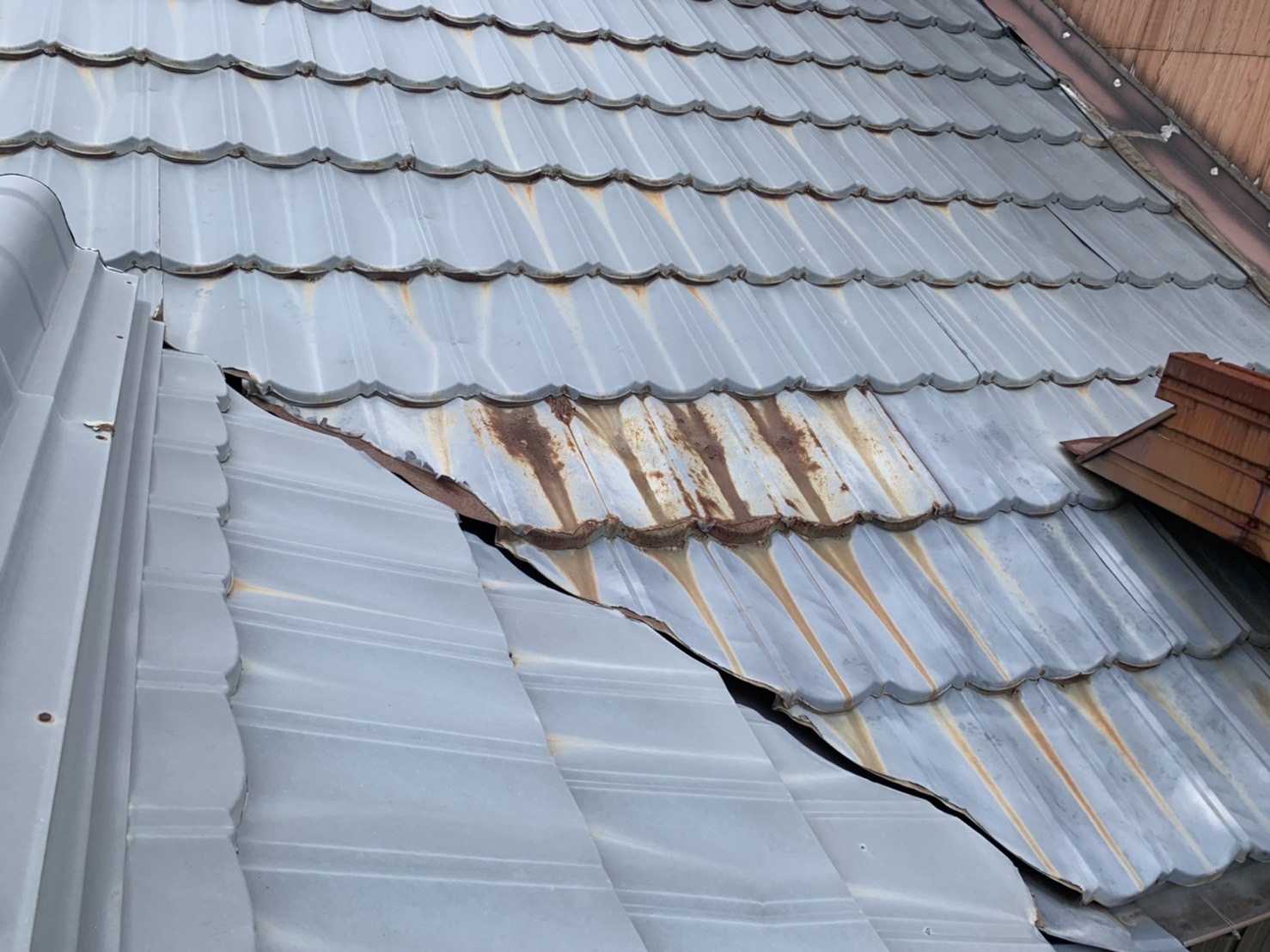 金属瓦の現地調査風景