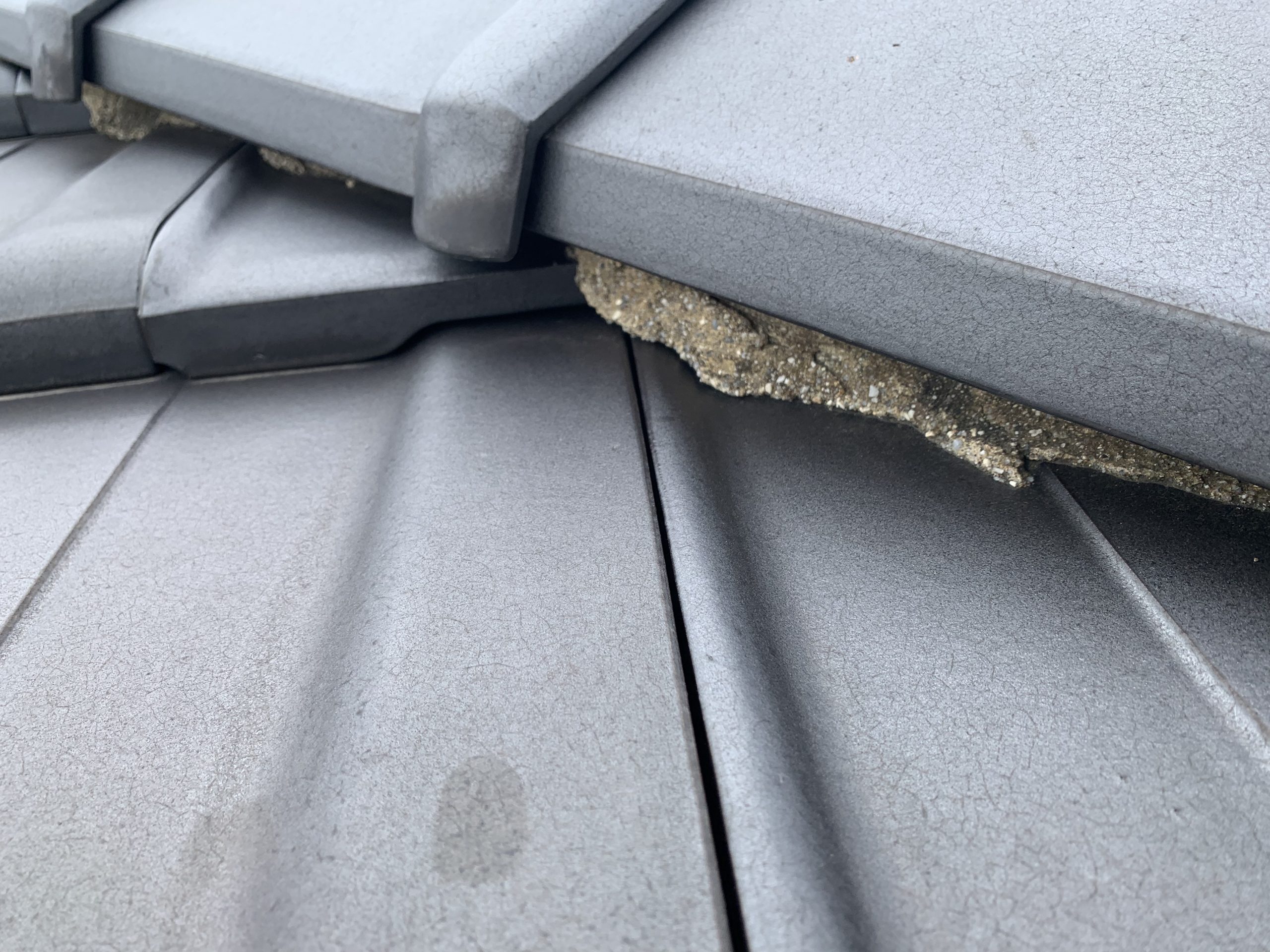 ビスが少し浮いた棟瓦