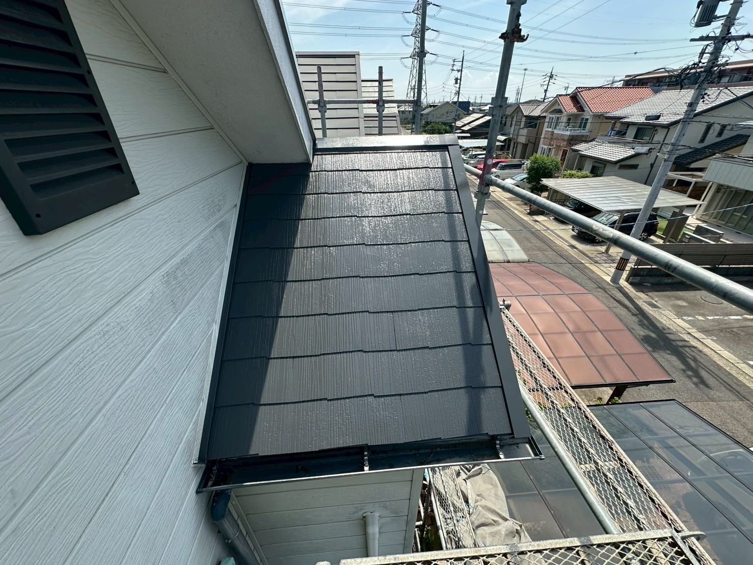 「春日井市の急こう配屋根にスーパーシャネツサーモSiを2回塗布した仕上がりの写真。高圧洗浄・下塗り・上塗りの施工工程を経て美しく仕上がった様子」