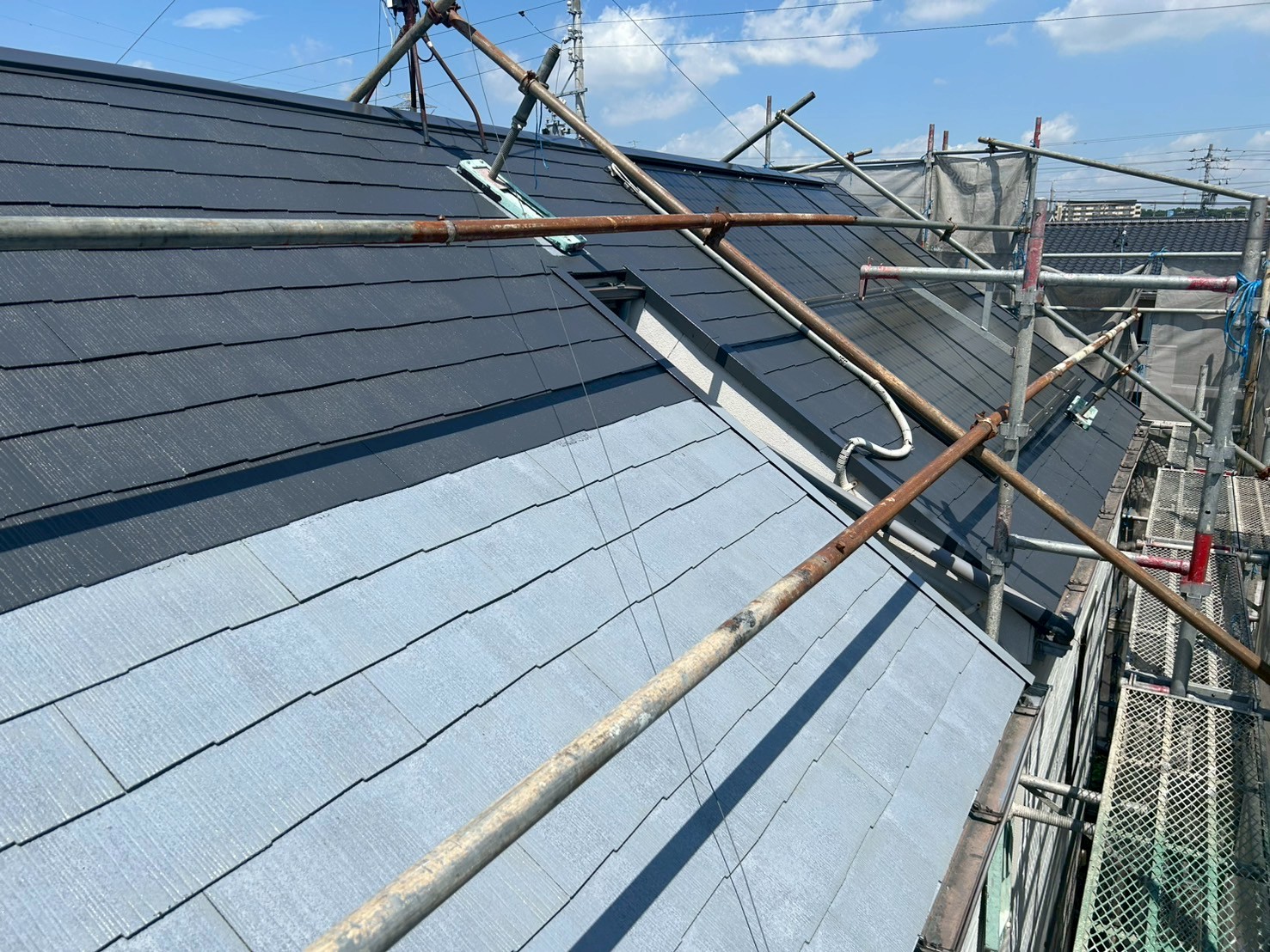 「春日井市の急こう配屋根にスーパーシャネツサーモSiを2回塗布した仕上がりの写真。高圧洗浄・下塗り・上塗りの施工工程を経て美しく仕上がった様子」