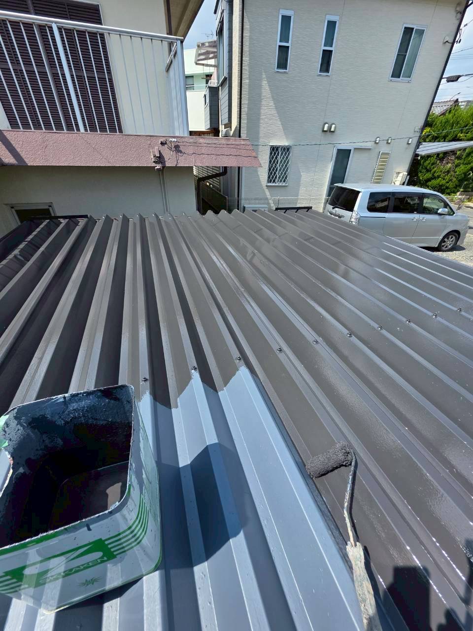 春日井市SK化研プレミアムルーフSiを塗装中の折板屋根の様子