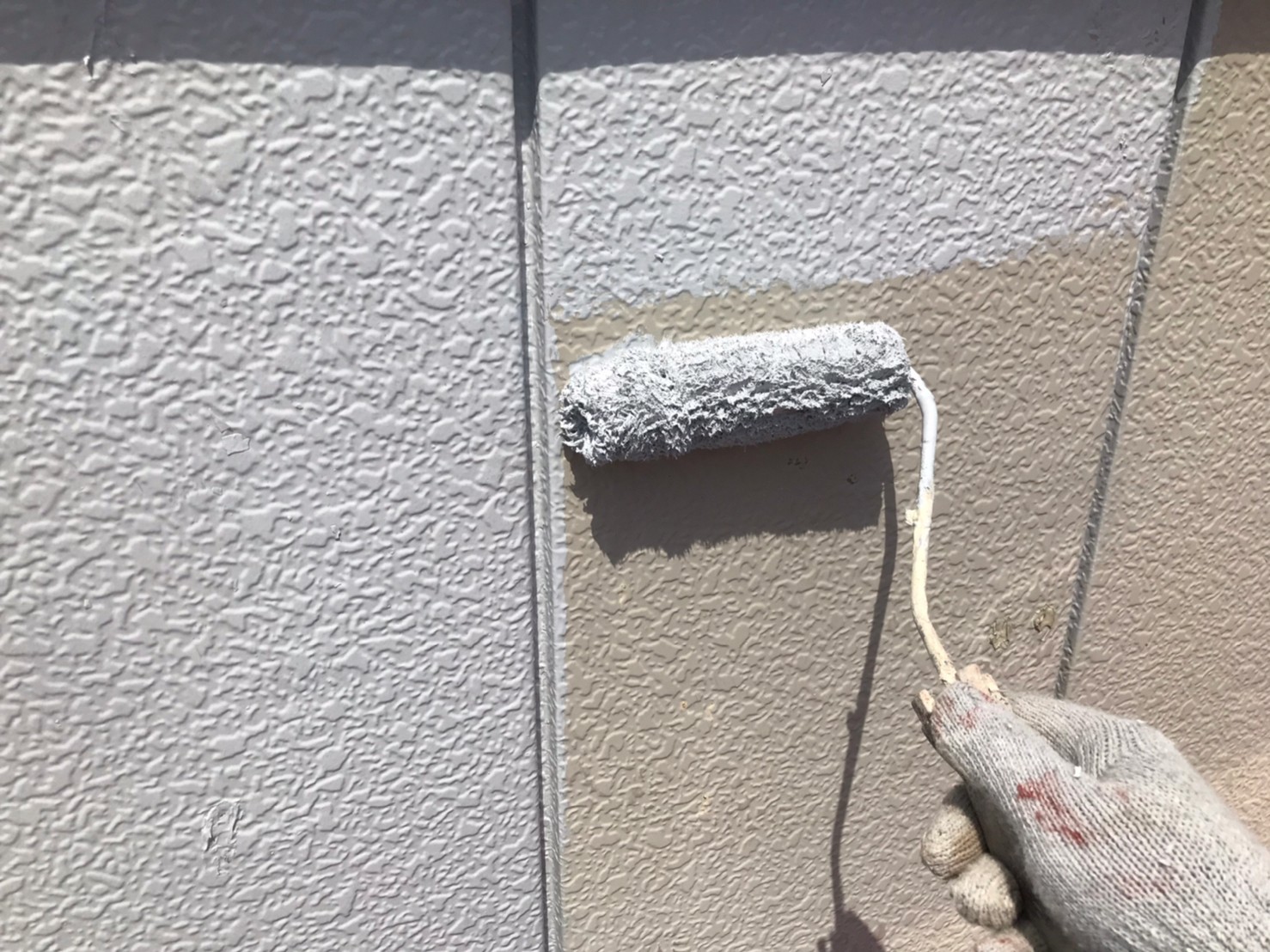 外壁塗装は下地処理がカギ！塗膜除去と配色で見違える仕上がりに