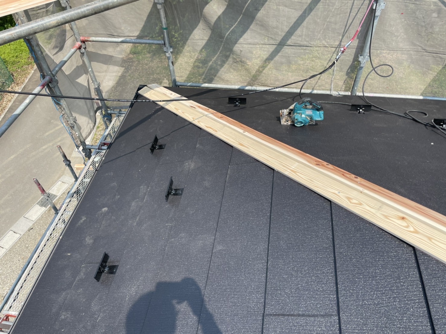 棟板金の取り付けと仕上げ