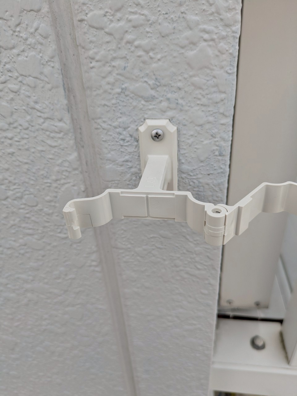 【施工中】雨樋撤去と新しい受金具の設置作業中小牧市