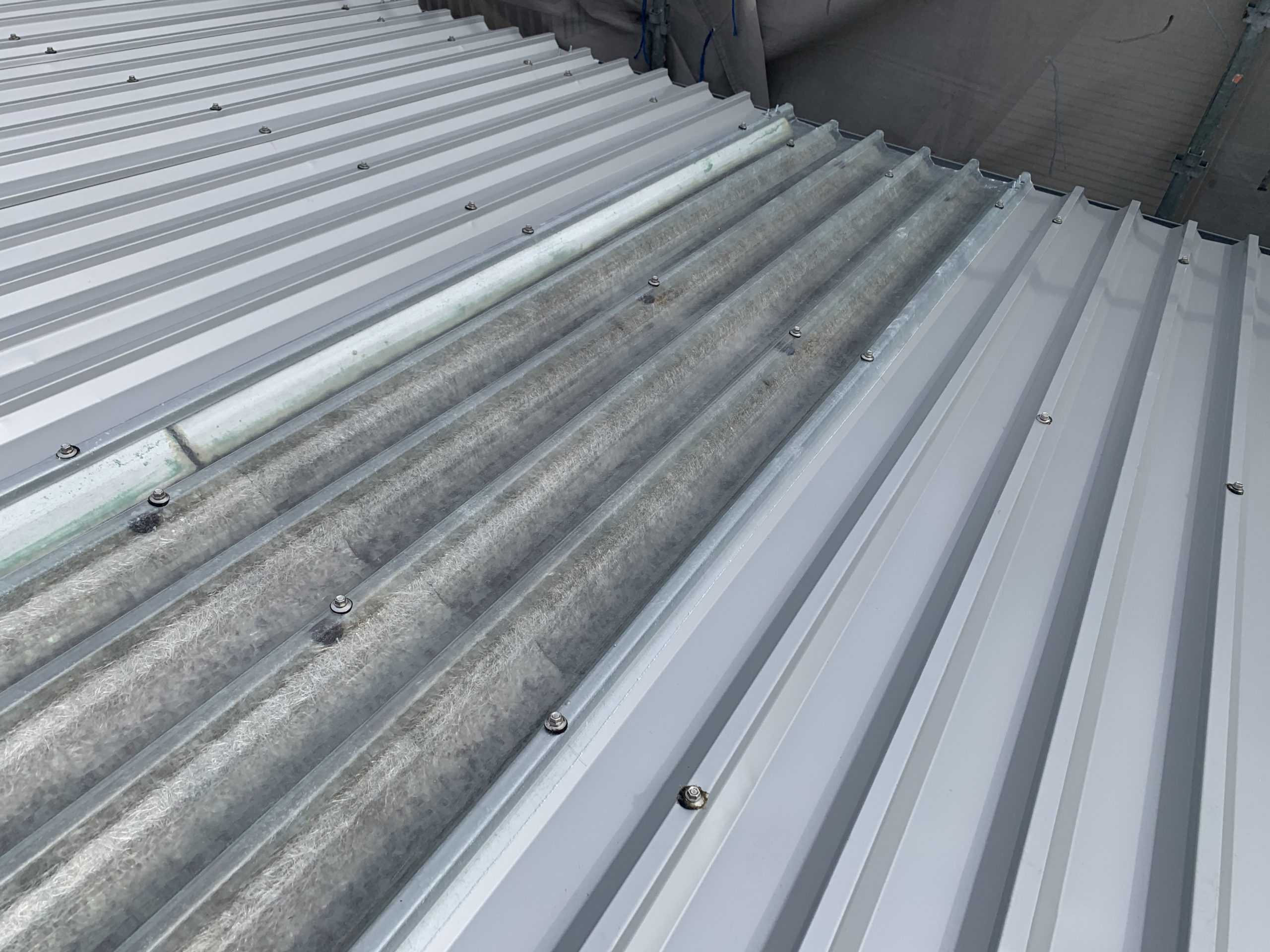 スレート屋根明かり取り部分も安心対応！