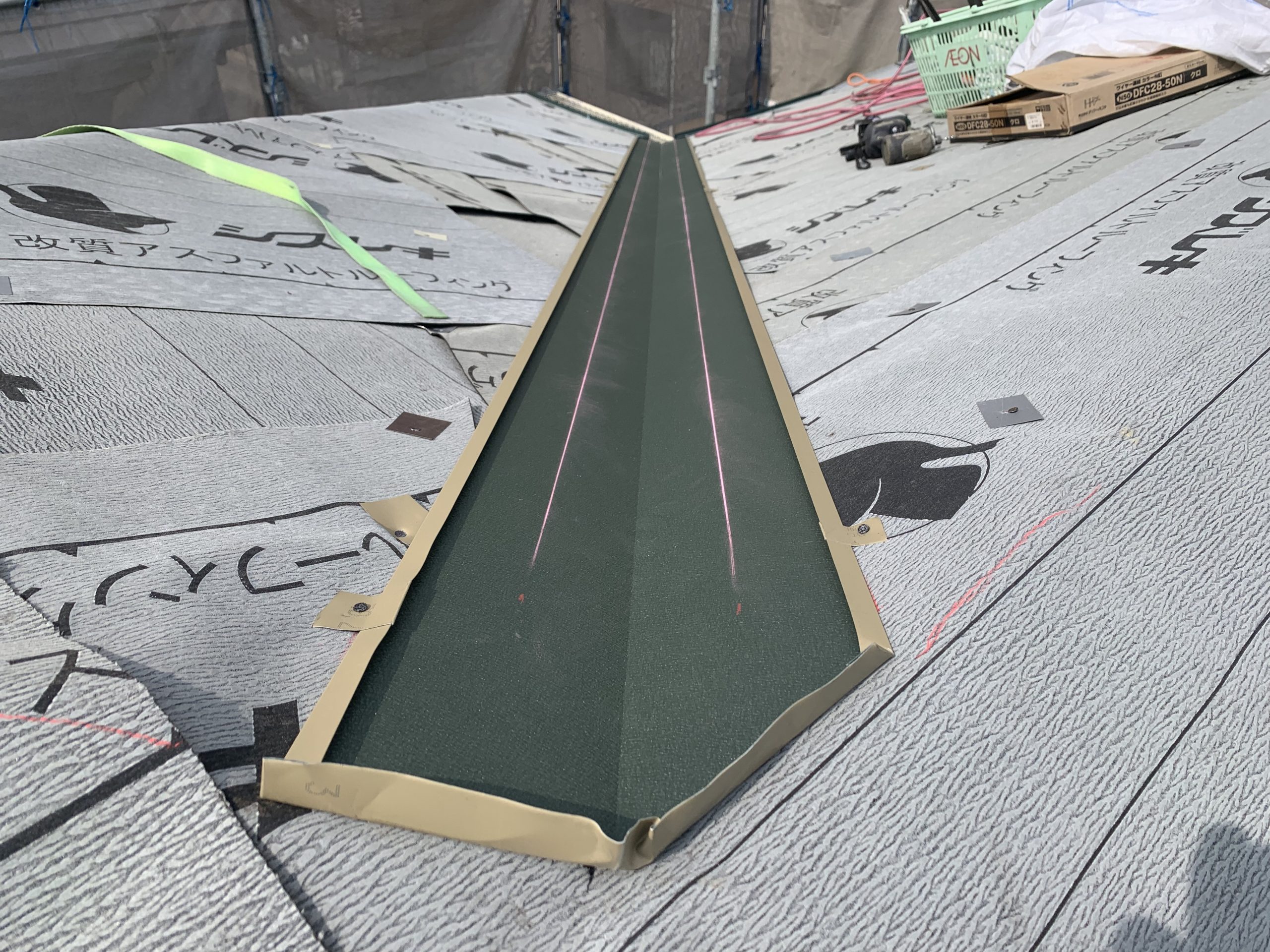 屋根の端部には「役物」を設置｜唐草・谷樋板金で雨仕舞を強化