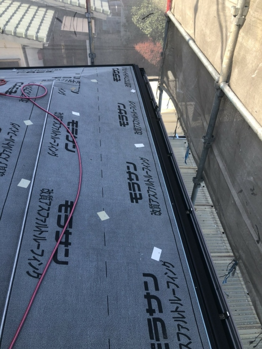 屋根の防水シートを敷き詰め