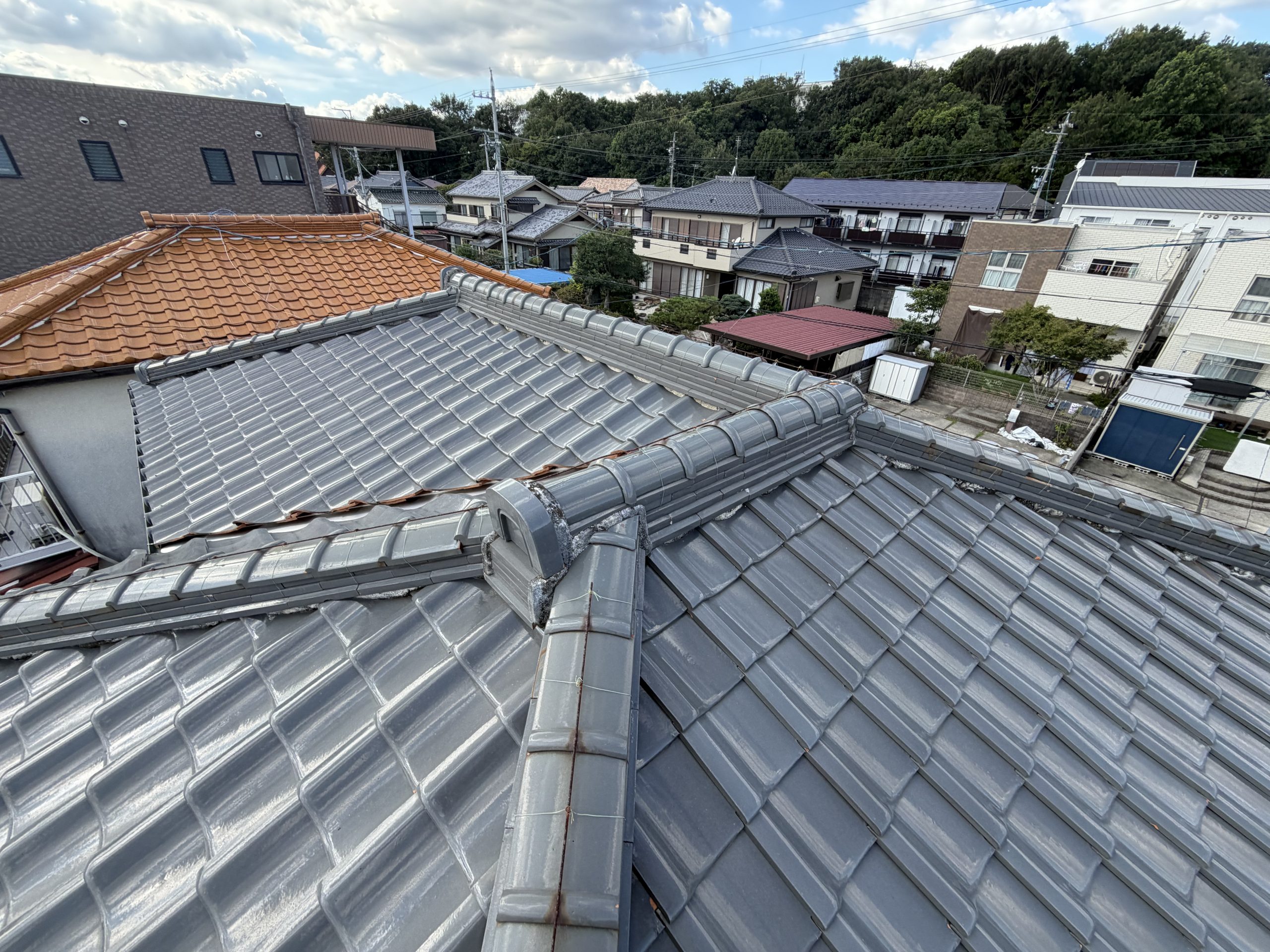 春日井市で既存の棟下漆喰を撤去しモルロックで塗り直す瓦屋根の漆喰工事