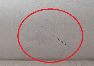 寝室クロス剥がれ