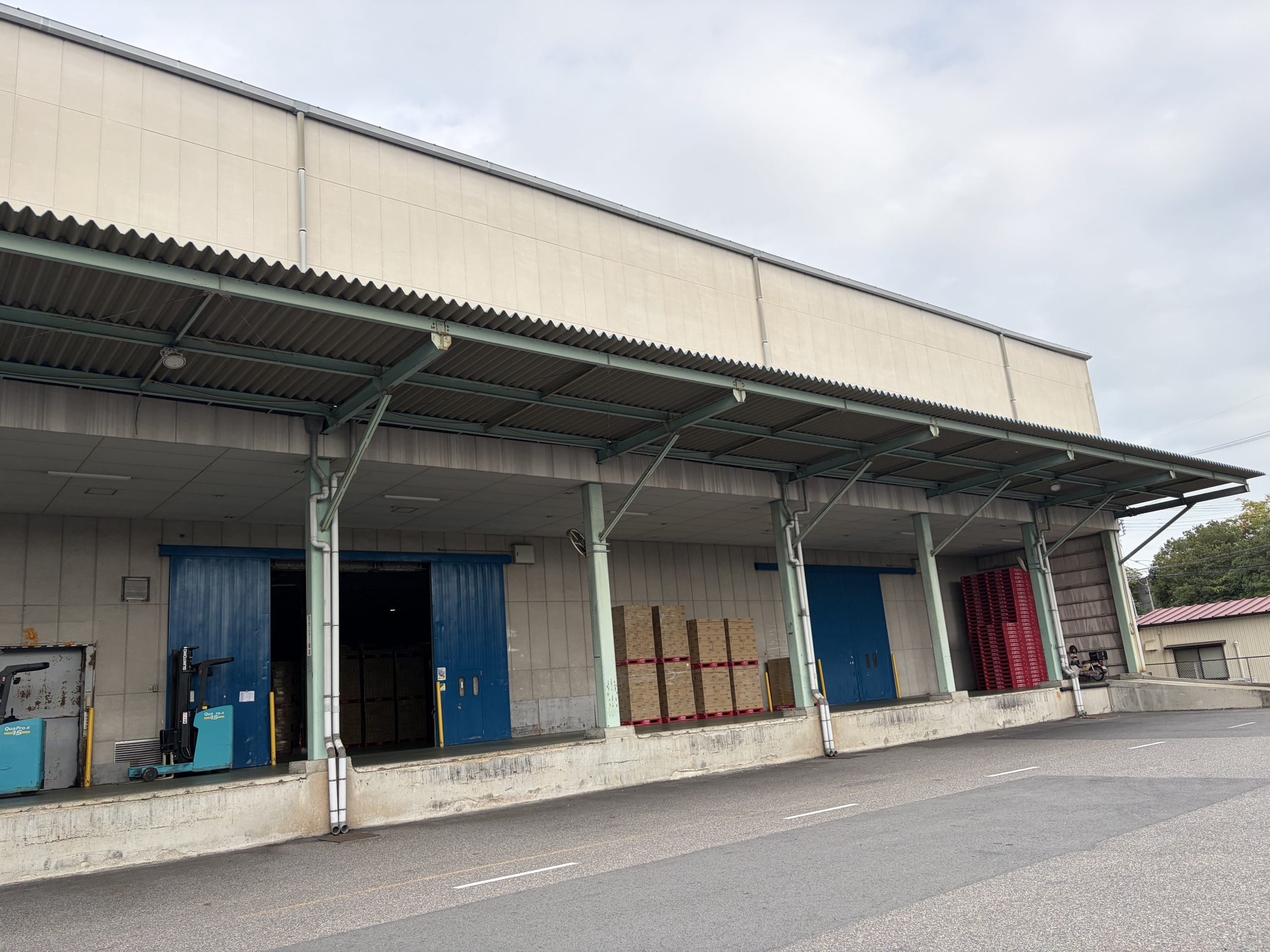 小牧市の大型物流倉庫で雨漏り調査を行った折板屋根。屋根全体に発生した錆と棟板金下の納まり不良を確認し、カバー工法をご提案