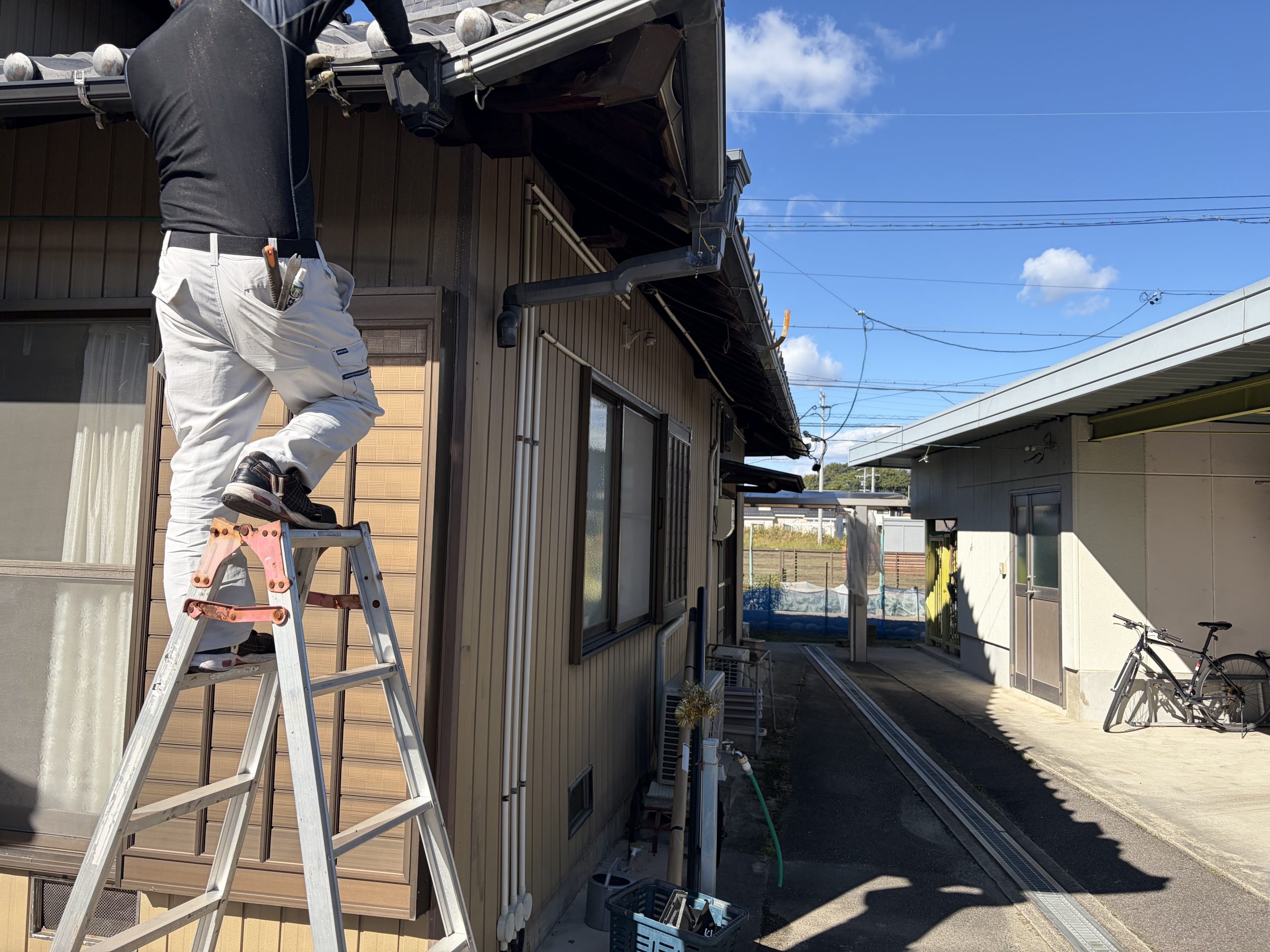 春日井市で竪樋の詰まりによる水漏れを解消するため、軒樋・集水器・竪樋と金具を一部交換した雨樋工事