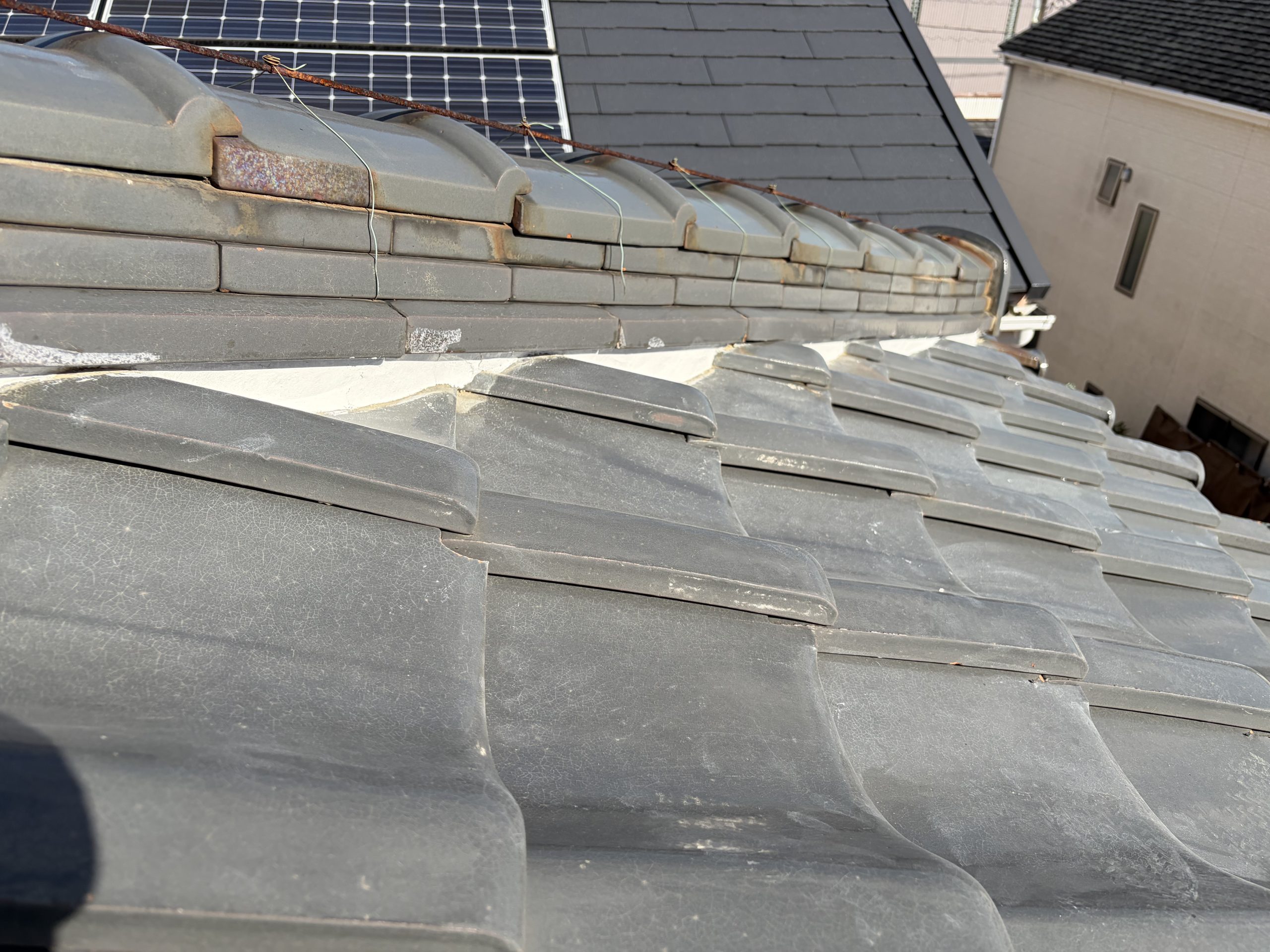 春日井市で既存の棟下漆喰を撤去しモルロックで塗り直す瓦屋根の漆喰工事