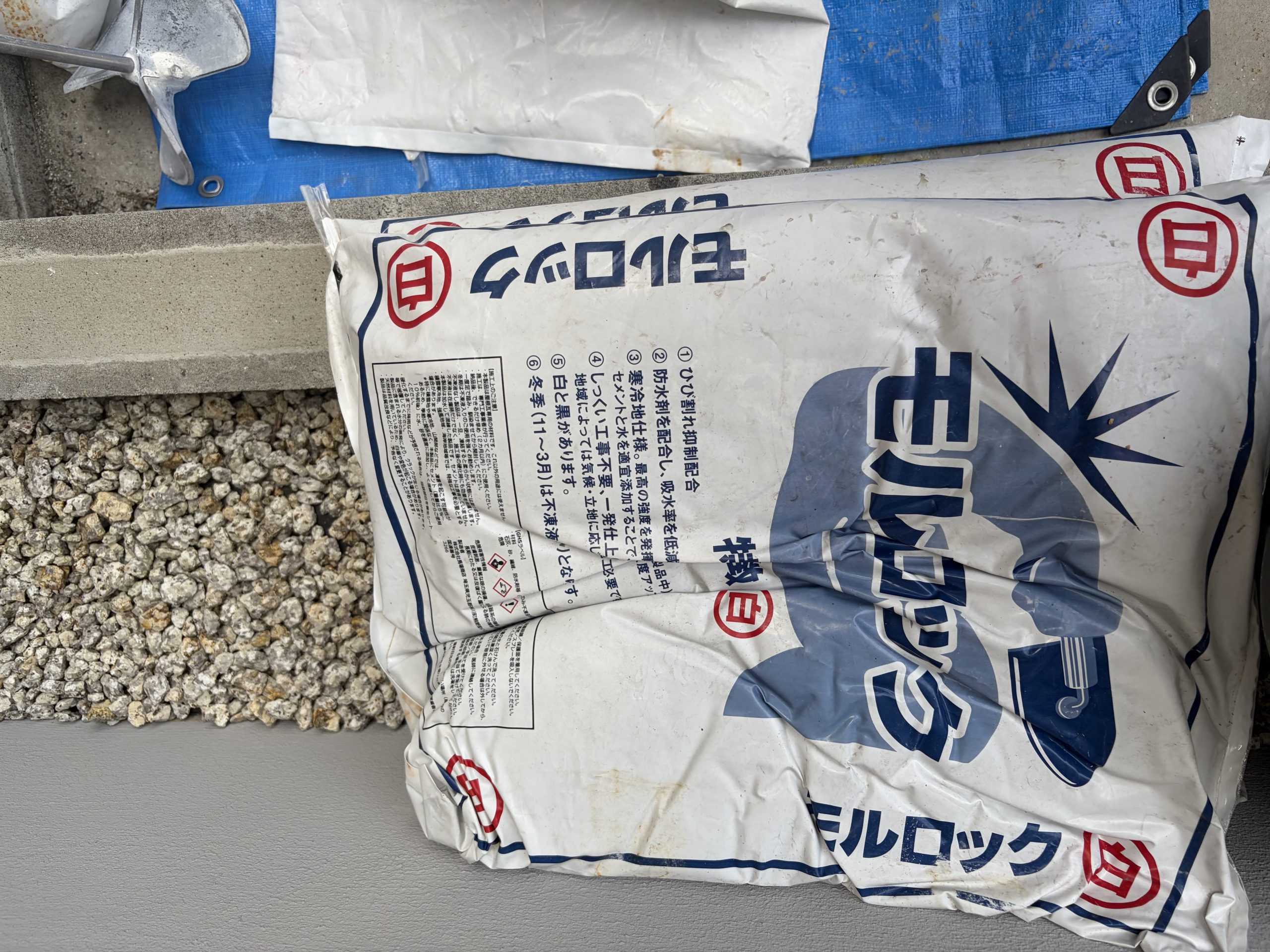 春日井市で既存の棟下漆喰を撤去しモルロックで塗り直す瓦屋根の漆喰工事