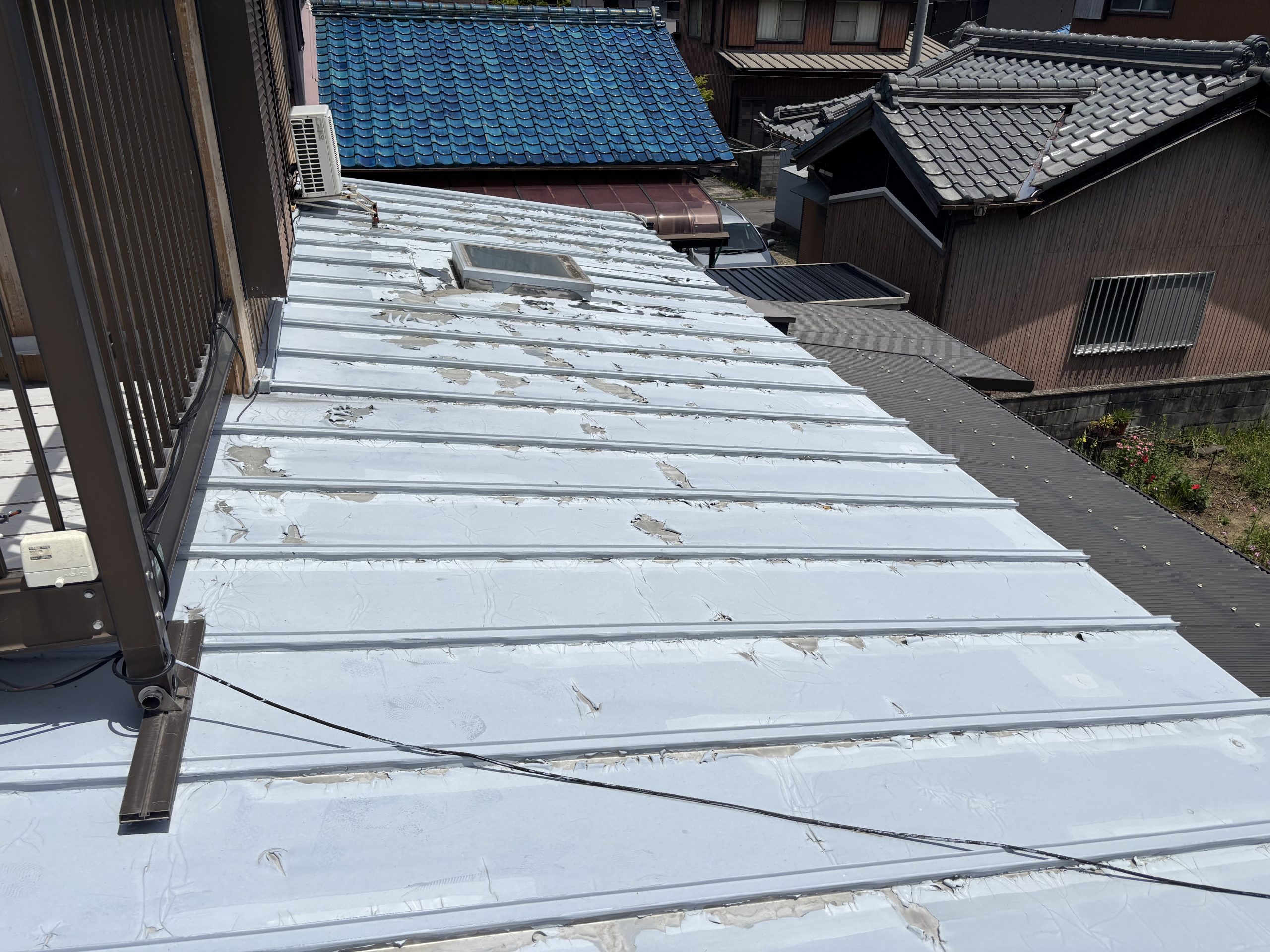 雨漏りした瀬戸市の瓦棒屋根にカバー工法を施工中の様子