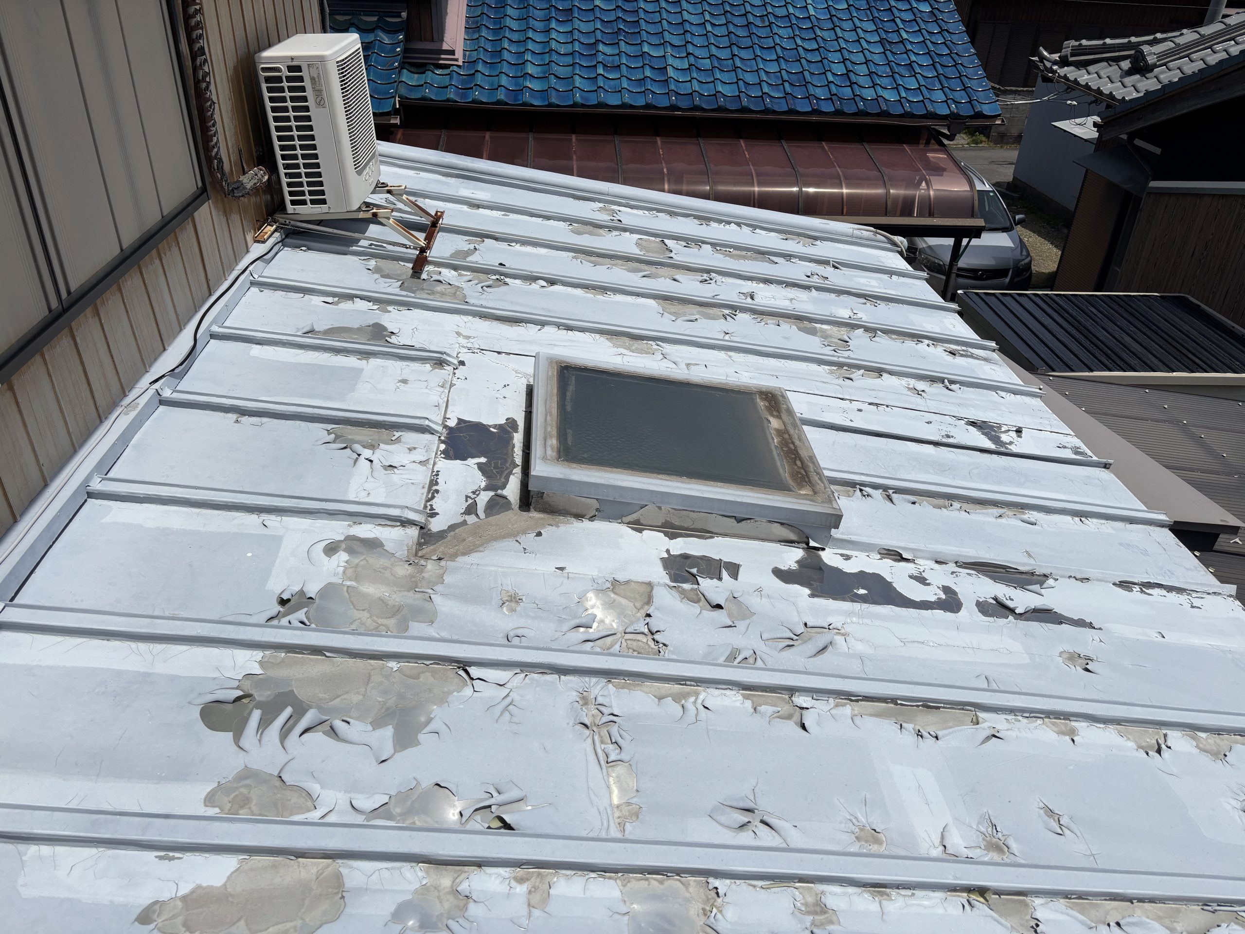 雨漏りした瀬戸市の瓦棒屋根にカバー工法を施工中の様子