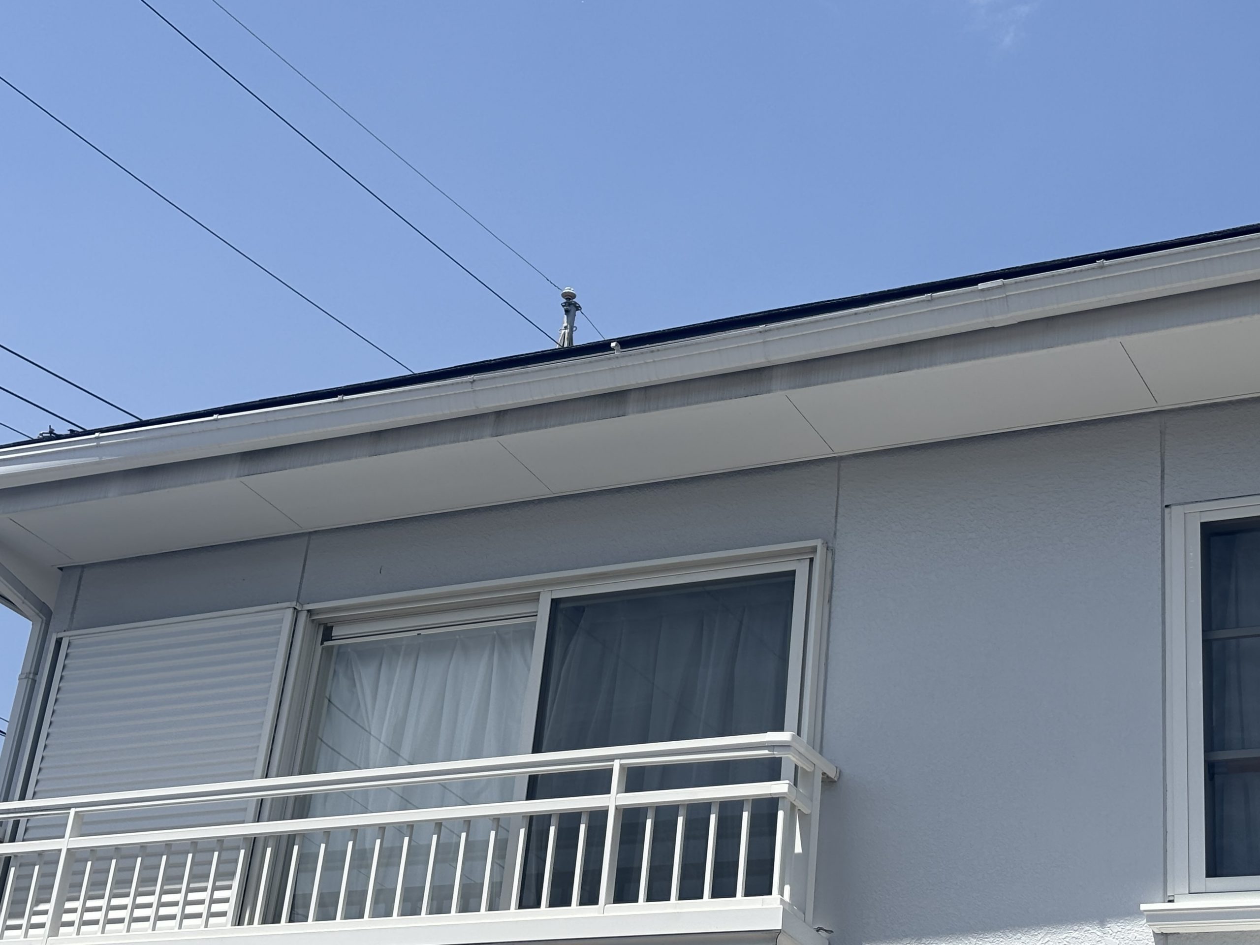 【施工前】たわんで雨水が溜まっている軒樋の様子小牧市